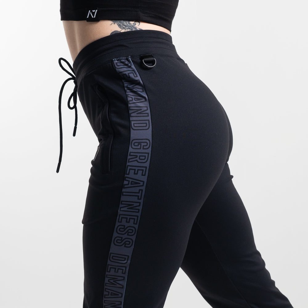 
                      
                        Defy joggers are just as comfortable in the gym as they are going out. These are made with premium moisture-wicking 4-way-stretch material for greater range of motion. These are a great fit for both men and women. Genouill�res powerlifting shipping to France, Spain, Ireland, Germany, Italy, Sweden and EU.
                      
                    