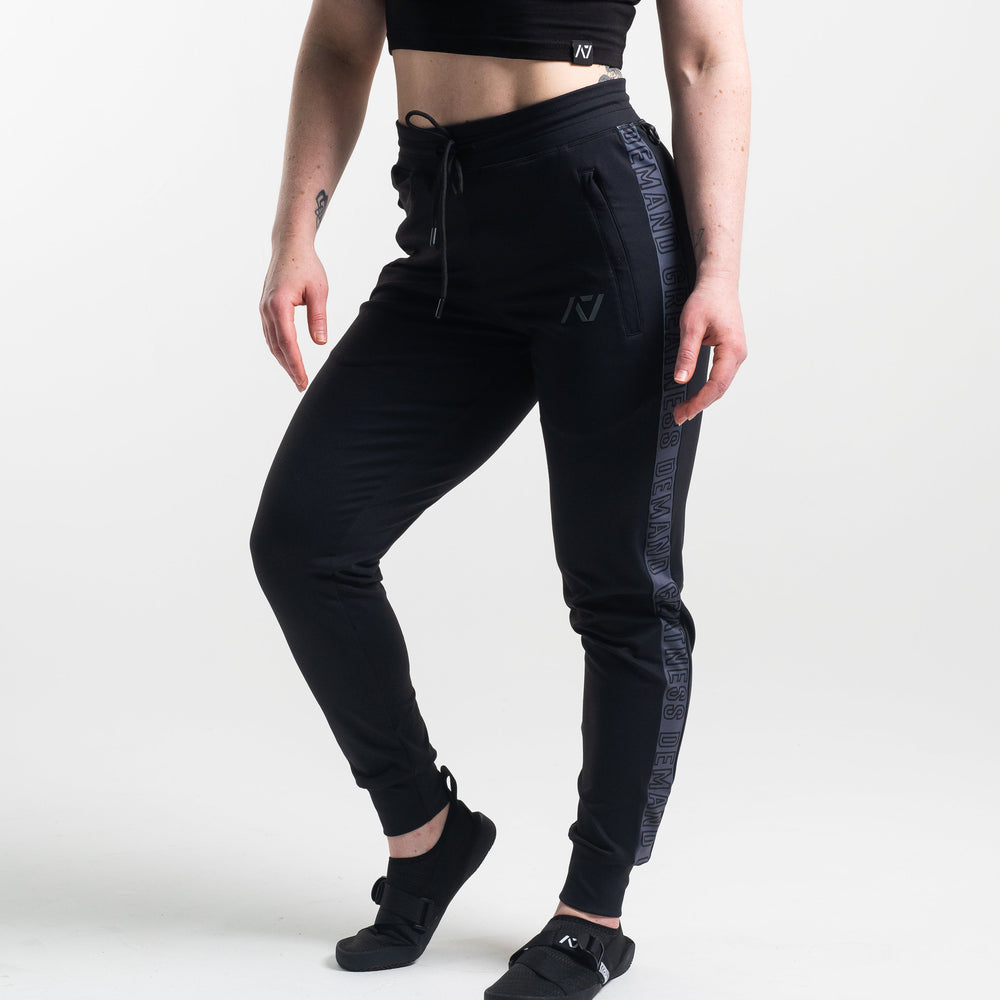 
                      
                        Defy joggers are just as comfortable in the gym as they are going out. These are made with premium moisture-wicking 4-way-stretch material for greater range of motion. These are a great fit for both men and women. Genouill�res powerlifting shipping to France, Spain, Ireland, Germany, Italy, Sweden and EU.
                      
                    