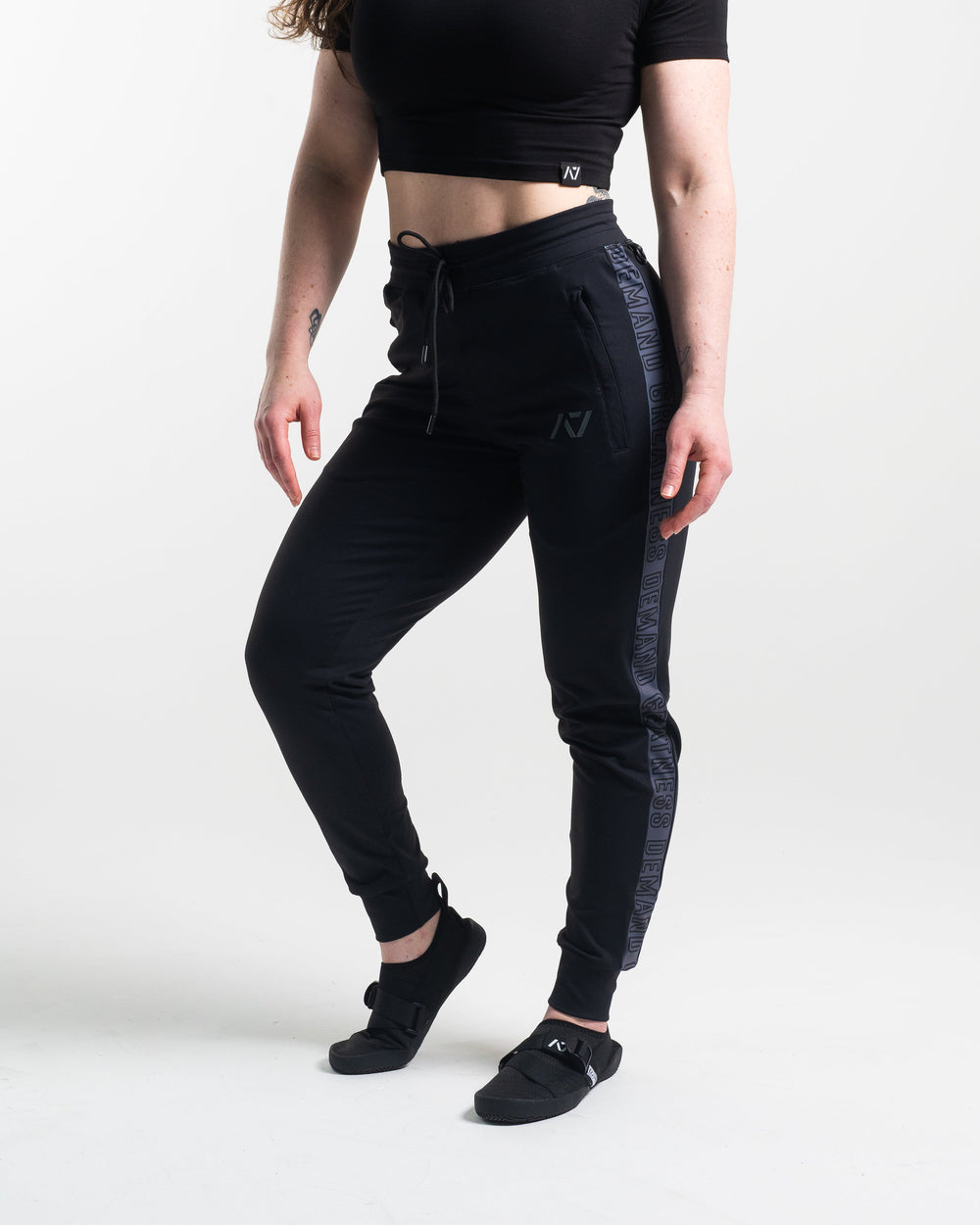 Defy joggers are just as comfortable in the gym as they are going out. These are made with premium moisture-wicking 4-way-stretch material for greater range of motion. These are a great fit for both men and women. Genouill�res powerlifting shipping to France, Spain, Ireland, Germany, Italy, Sweden and EU.