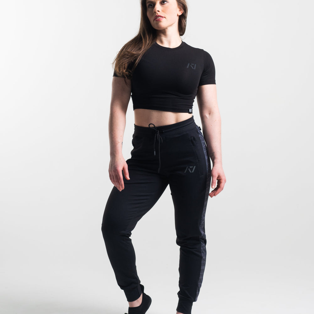 
                      
                        Defy joggers are just as comfortable in the gym as they are going out. These are made with premium moisture-wicking 4-way-stretch material for greater range of motion. These are a great fit for both men and women. Genouill�res powerlifting shipping to France, Spain, Ireland, Germany, Italy, Sweden and EU.
                      
                    