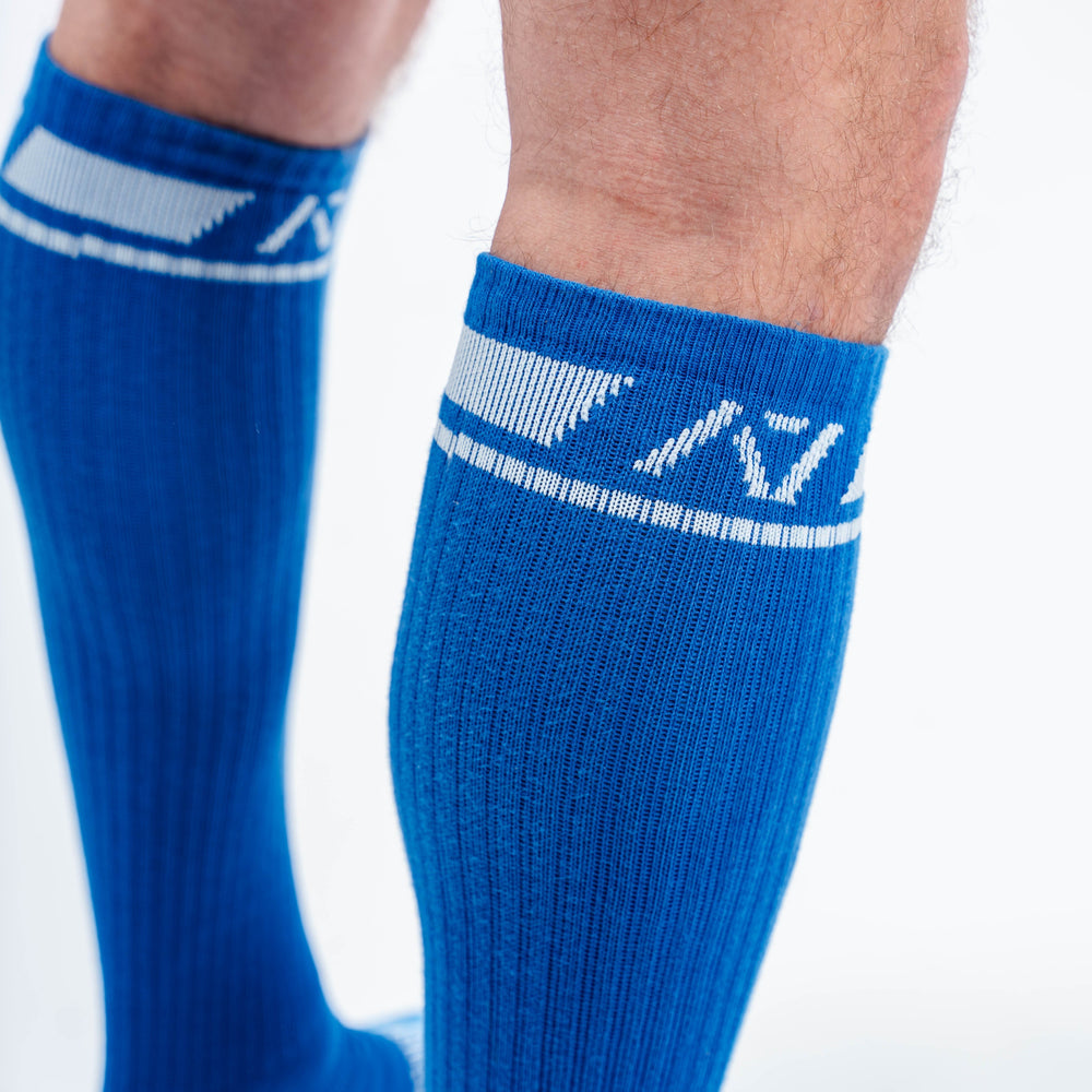 
                      
                        A7 Cyanite deadlift socks are designed specifically for pulls and keep your shins protected from scrapes. A7 deadlift socks are a perfect pair to wear in training or powerlifting competition. The A7 IPF Approved Kit includes Powerlifting Singlet, A7 Meet Shirt, A7 Zebra Wrist Wraps, A7 Deadlift Socks, Hourglass Knee Sleeves (Stiff Knee Sleeves and Rigor Mortis Knee Sleeves). Genouill�res powerlifting shipping to France, Spain, Ireland, Germany, Italy, Sweden and EU.
                      
                    