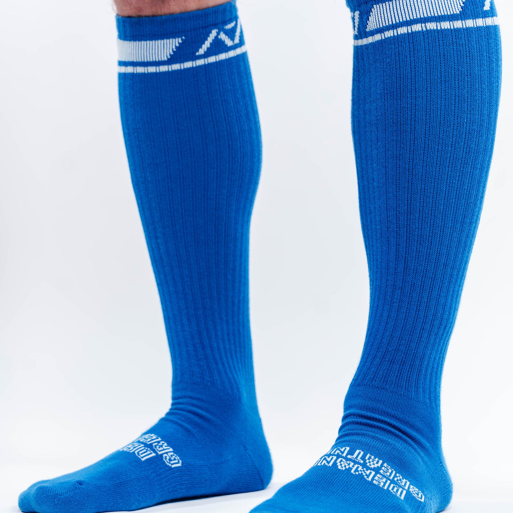 
                      
                        A7 Cyanite deadlift socks are designed specifically for pulls and keep your shins protected from scrapes. A7 deadlift socks are a perfect pair to wear in training or powerlifting competition. The A7 IPF Approved Kit includes Powerlifting Singlet, A7 Meet Shirt, A7 Zebra Wrist Wraps, A7 Deadlift Socks, Hourglass Knee Sleeves (Stiff Knee Sleeves and Rigor Mortis Knee Sleeves). Genouill�res powerlifting shipping to France, Spain, Ireland, Germany, Italy, Sweden and EU.
                      
                    