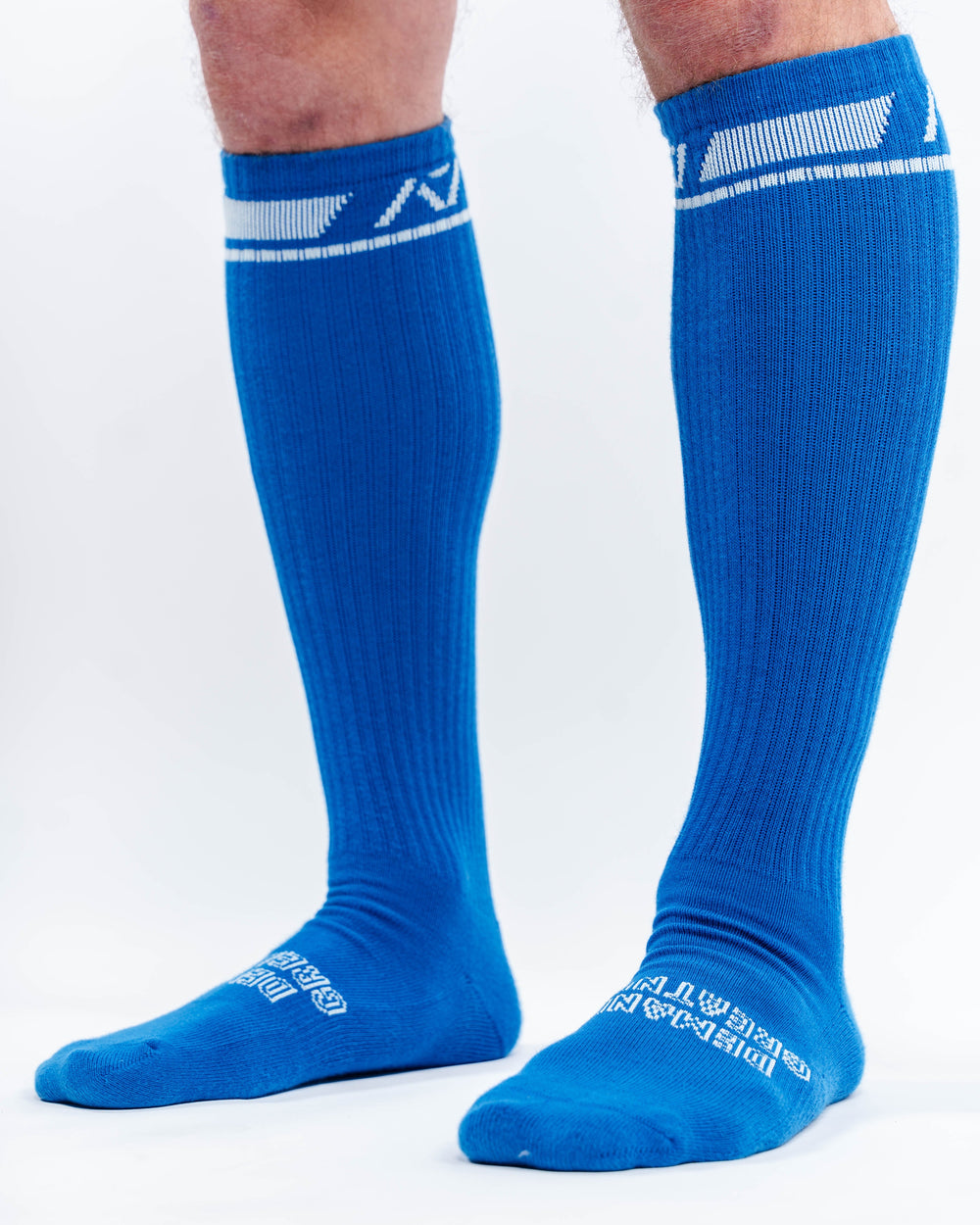 A7 Cyanite deadlift socks are designed specifically for pulls and keep your shins protected from scrapes. A7 deadlift socks are a perfect pair to wear in training or powerlifting competition. The A7 IPF Approved Kit includes Powerlifting Singlet, A7 Meet Shirt, A7 Zebra Wrist Wraps, A7 Deadlift Socks, Hourglass Knee Sleeves (Stiff Knee Sleeves and Rigor Mortis Knee Sleeves). Genouill�res powerlifting shipping to France, Spain, Ireland, Germany, Italy, Sweden and EU.