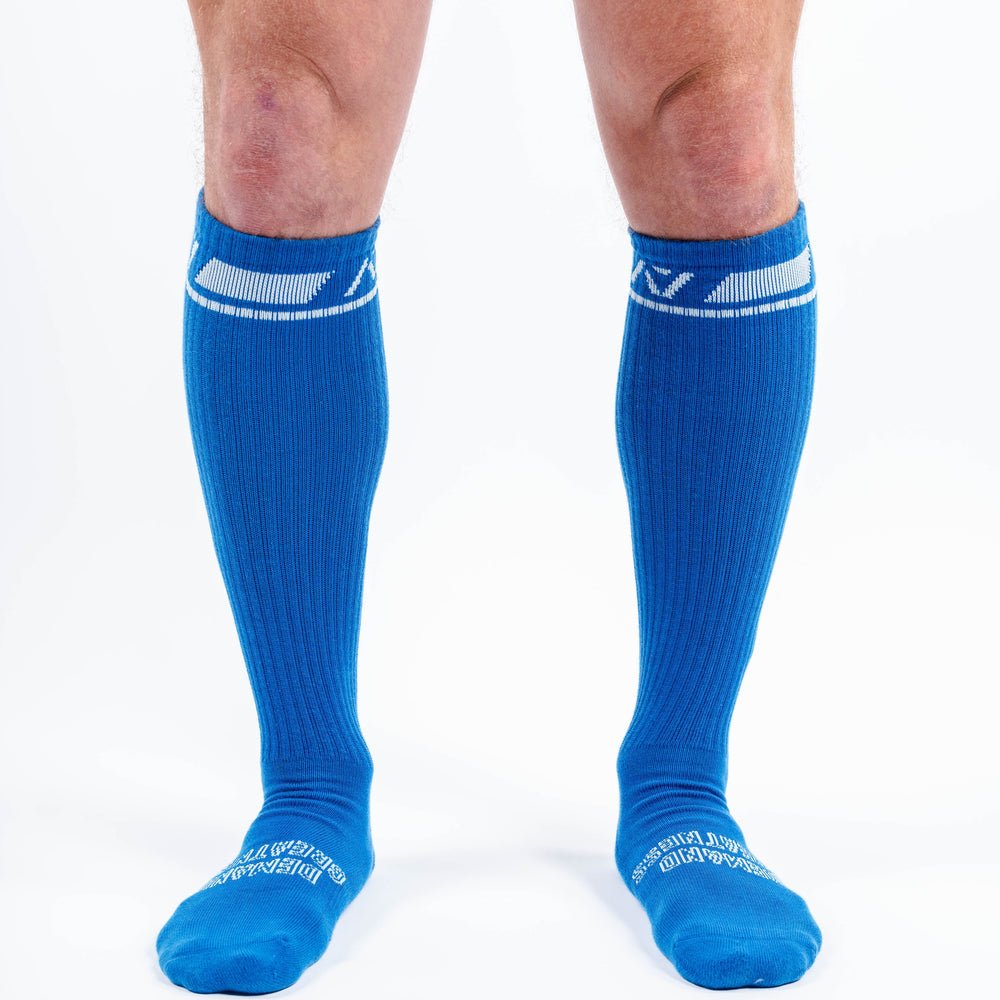 
                      
                        A7 Cyanite deadlift socks are designed specifically for pulls and keep your shins protected from scrapes. A7 deadlift socks are a perfect pair to wear in training or powerlifting competition. The A7 IPF Approved Kit includes Powerlifting Singlet, A7 Meet Shirt, A7 Zebra Wrist Wraps, A7 Deadlift Socks, Hourglass Knee Sleeves (Stiff Knee Sleeves and Rigor Mortis Knee Sleeves). Genouill�res powerlifting shipping to France, Spain, Ireland, Germany, Italy, Sweden and EU.
                      
                    