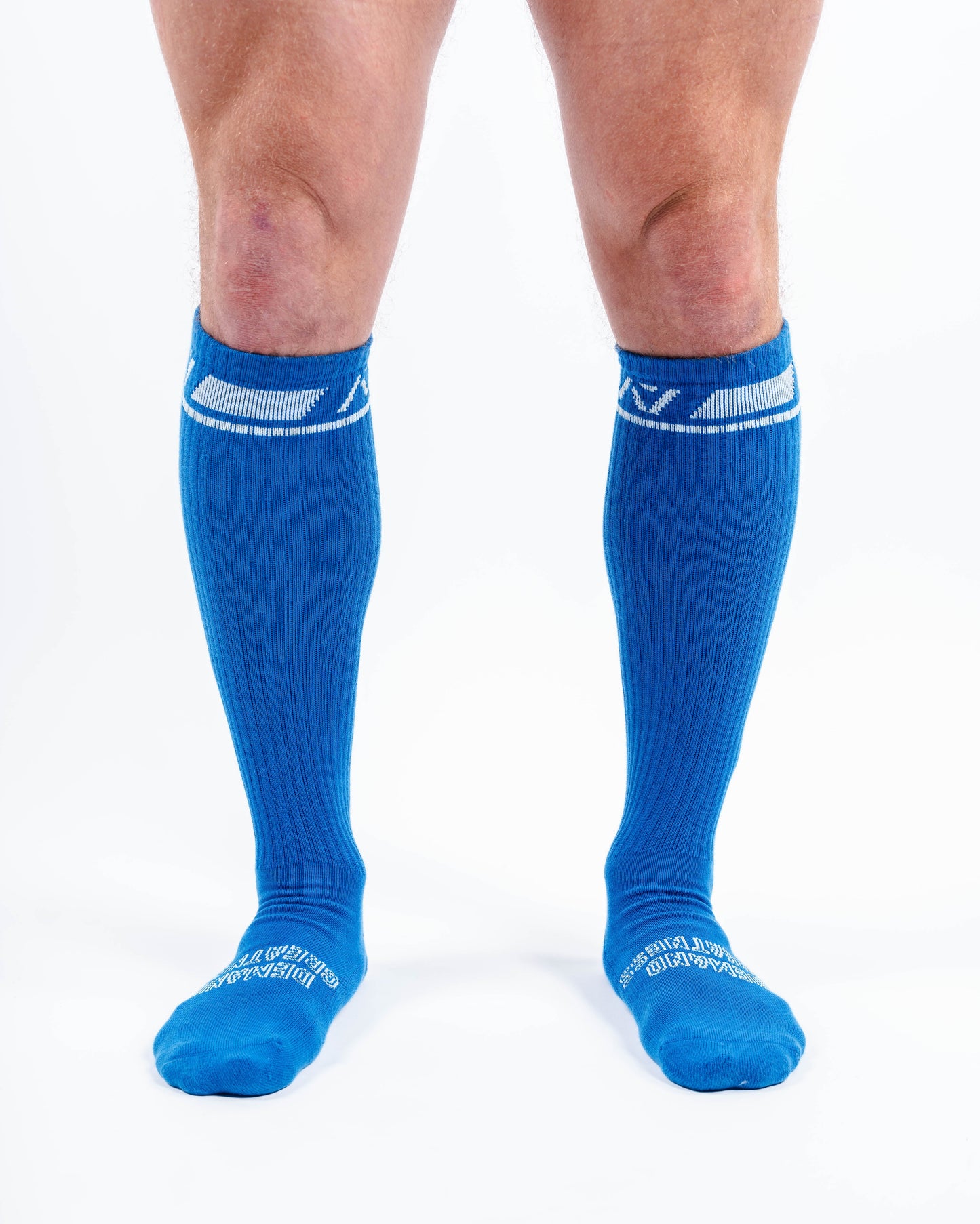 A7 Cyanite deadlift socks are designed specifically for pulls and keep your shins protected from scrapes. A7 deadlift socks are a perfect pair to wear in training or powerlifting competition. The A7 IPF Approved Kit includes Powerlifting Singlet, A7 Meet Shirt, A7 Zebra Wrist Wraps, A7 Deadlift Socks, Hourglass Knee Sleeves (Stiff Knee Sleeves and Rigor Mortis Knee Sleeves). Genouill�res powerlifting shipping to France, Spain, Ireland, Germany, Italy, Sweden and EU.