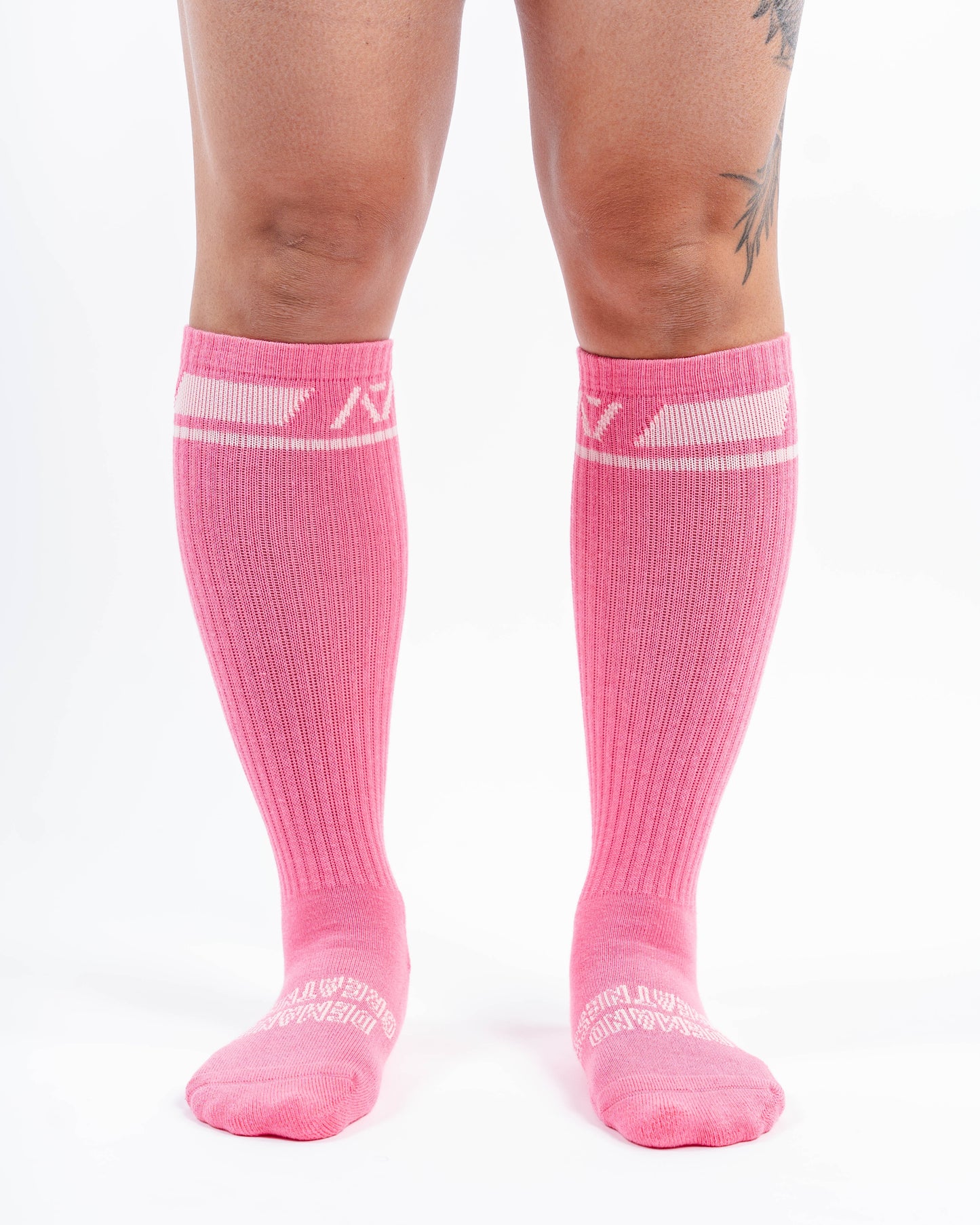 A7 Roseite deadlift socks are designed specifically for pulls and keep your shins protected from scrapes. A7 deadlift socks are a perfect pair to wear in training or powerlifting competition. The A7 IPF Approved Kit includes Powerlifting Singlet, A7 Meet Shirt, A7 Zebra Wrist Wraps, A7 Deadlift Socks, Hourglass Knee Sleeves (Stiff Knee Sleeves and Rigor Mortis Knee Sleeves). Genouill�res powerlifting shipping to France, Spain, Ireland, Germany, Italy, Sweden and EU.