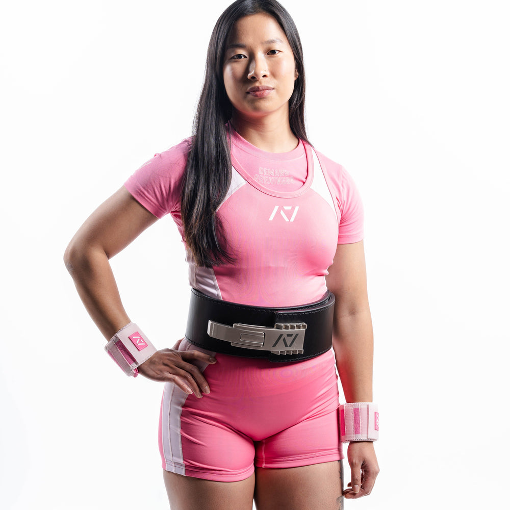 A7 IPF Approved Roseite Luno singlet features extra lat mobility, side panel stitching to guide the squat depth level and curved panel design for a slimming look. The Women's cut singlet features a tapered waist and additional quad room. The IPF Approved Kit includes Luno Powerlifting Singlet, A7 Meet Shirt, A7 Zebra Wrist Wraps, A7 Deadlift Socks, Hourglass Knee Sleeves (Stiff and Rigor Mortis Knee Sleeves). Genouill�res powerlifting shipping to France, Spain, Ireland, Germany, Italy, Sweden and EU.