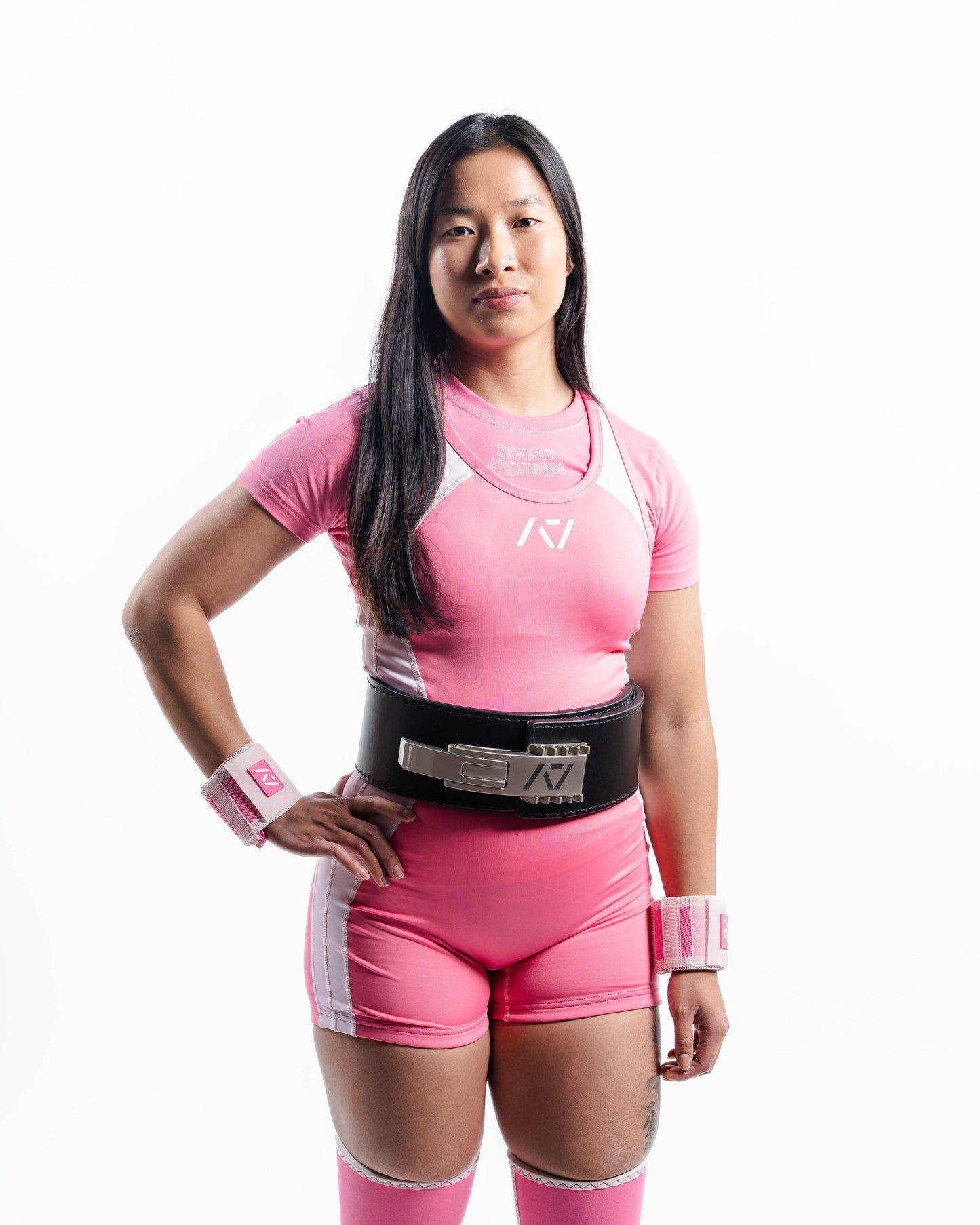 A7 IPF Approved Roseite Luno singlet features extra lat mobility, side panel stitching to guide the squat depth level and curved panel design for a slimming look. The Women's cut singlet features a tapered waist and additional quad room. The IPF Approved Kit includes Luno Powerlifting Singlet, A7 Meet Shirt, A7 Zebra Wrist Wraps, A7 Deadlift Socks, Hourglass Knee Sleeves (Stiff and Rigor Mortis Knee Sleeves). Genouill�res powerlifting shipping to France, Spain, Ireland, Germany, Italy, Sweden and EU.