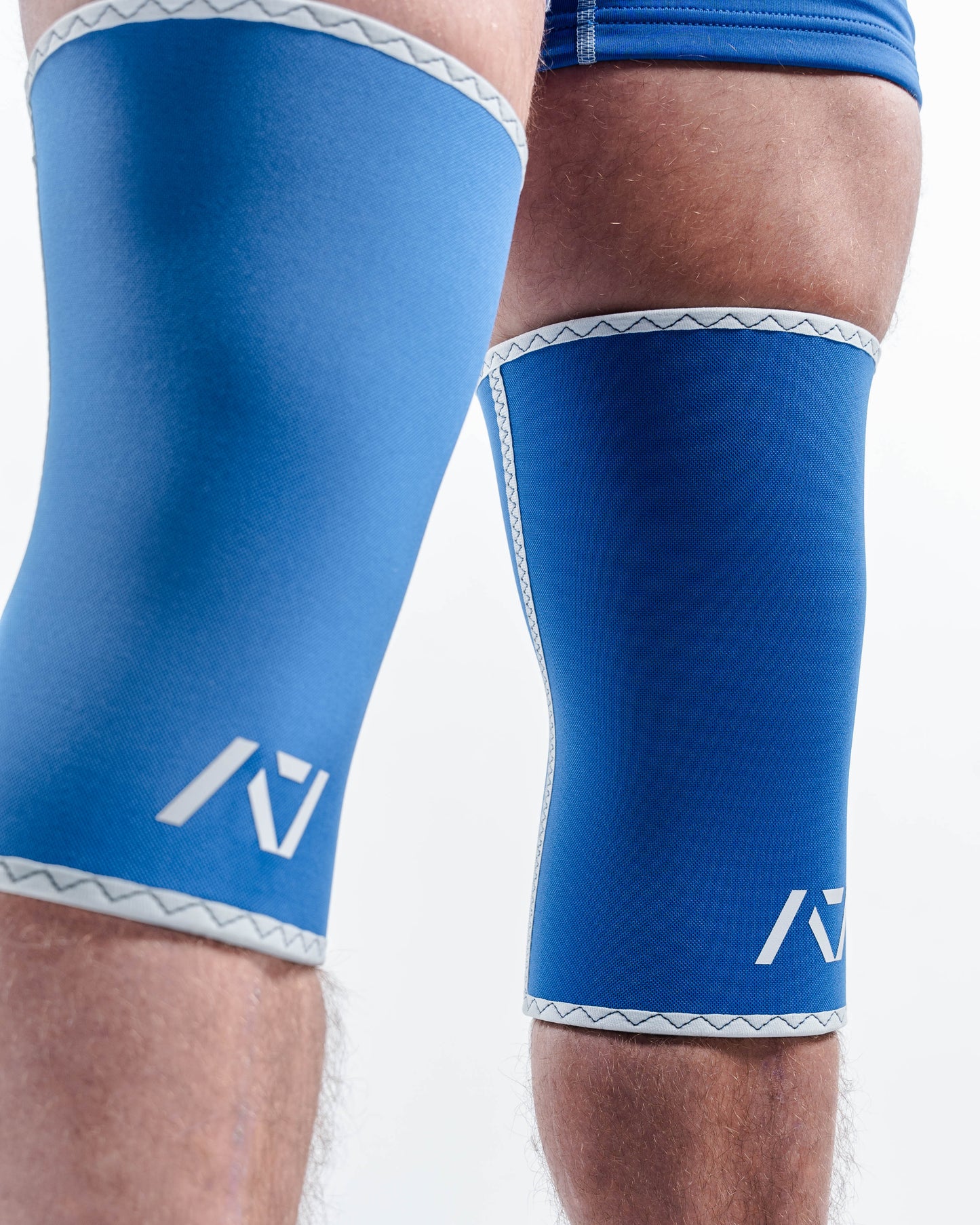 A7 IPF Approved Hourglass Knee Sleeves feature an hourglass-shaped centre taper fit to help provide knee compression while maintaining proper tightness around the calf and quad, offered in three stiffnesses (Flexi, Stiff and Rigor Mortis). Shop the full A7 Powerlifting IPF Approved Equipment collection. The IPF Approved Kit includes Powerlifting Singlet, A7 Meet Shirt, A7 Zebra Wrist Wraps and A7 Deadlift Socks. Genouill�res powerlifting shipping to France, Spain, Ireland, Germany, Italy, Sweden and EU.