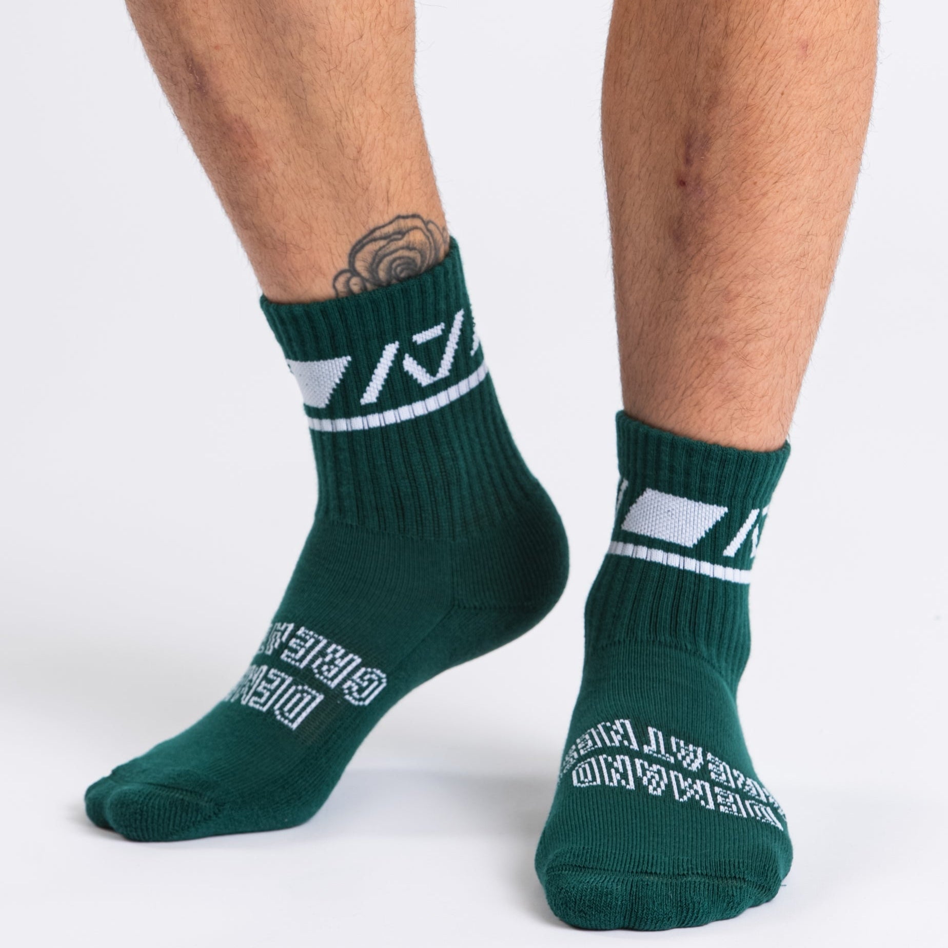 A7 Emerald Forás deadlift socks are designed specifically for pulls and keep your shins protected from scrapes. A7 deadlift socks are a perfect pair to wear in training or powerlifting competition. The A7 IPF Approved Kit includes Powerlifting Singlet, A7 Meet Shirt, A7 Zebra Wrist Wraps, A7 Deadlift Socks, Hourglass Knee Sleeves (Stiff Knee Sleeves and Rigor Mortis Knee Sleeves). Genouill�res powerlifting shipping to France, Spain, Ireland, Germany, Italy, Sweden and EU.