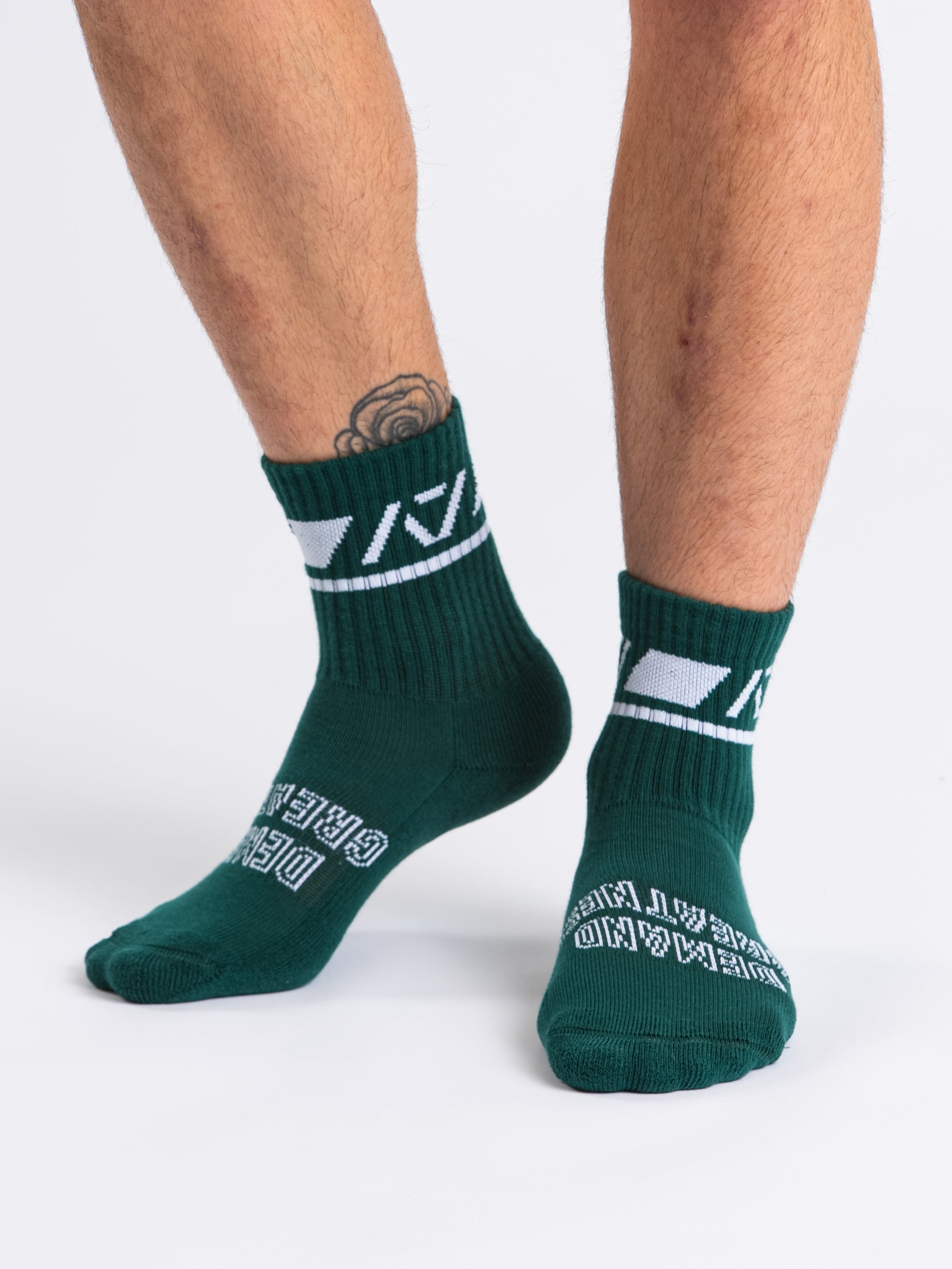 A7 Emerald Forás deadlift socks are designed specifically for pulls and keep your shins protected from scrapes. A7 deadlift socks are a perfect pair to wear in training or powerlifting competition. The A7 IPF Approved Kit includes Powerlifting Singlet, A7 Meet Shirt, A7 Zebra Wrist Wraps, A7 Deadlift Socks, Hourglass Knee Sleeves (Stiff Knee Sleeves and Rigor Mortis Knee Sleeves). Genouill�res powerlifting shipping to France, Spain, Ireland, Germany, Italy, Sweden and EU.