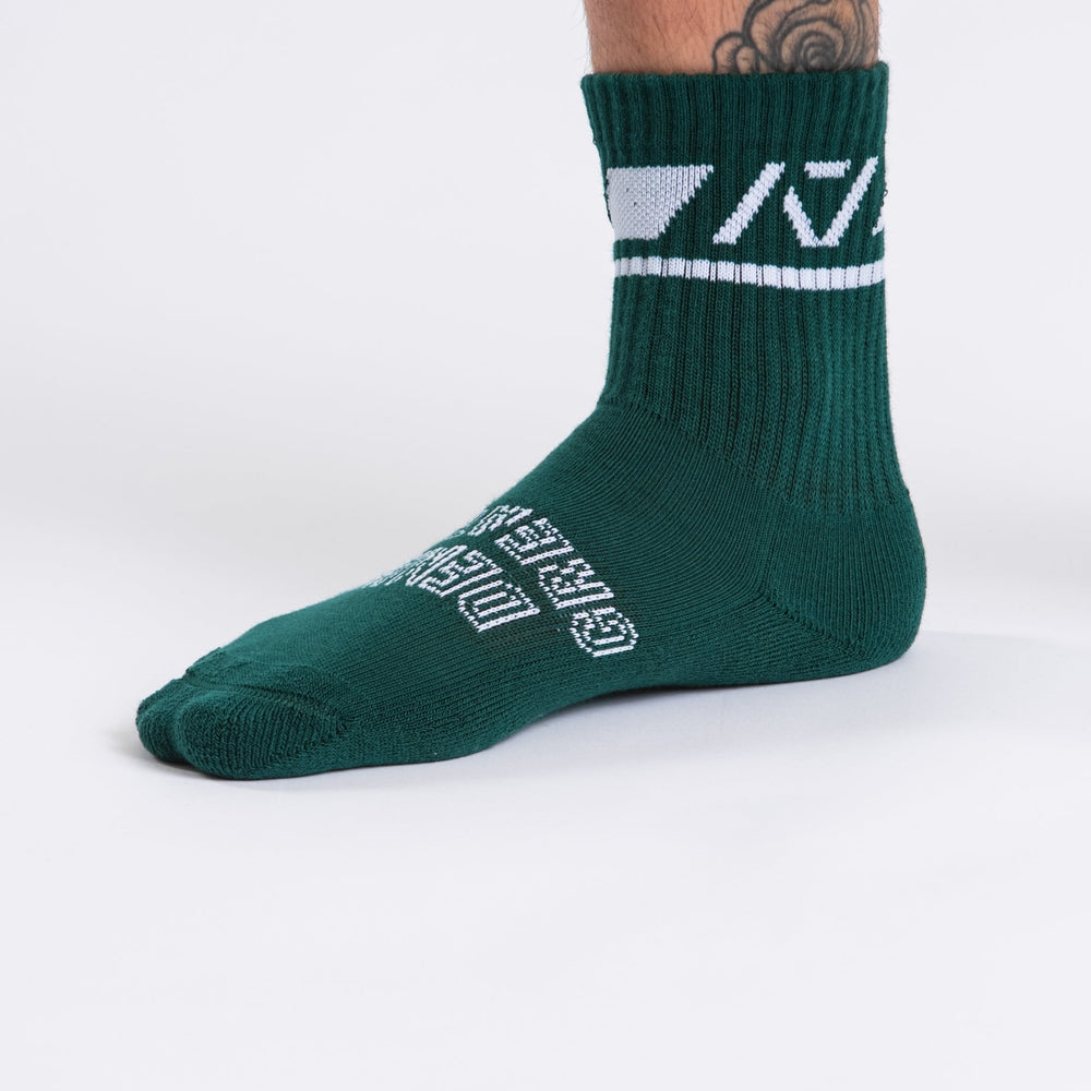 
                      
                        A7 Emerald Forás deadlift socks are designed specifically for pulls and keep your shins protected from scrapes. A7 deadlift socks are a perfect pair to wear in training or powerlifting competition. The A7 IPF Approved Kit includes Powerlifting Singlet, A7 Meet Shirt, A7 Zebra Wrist Wraps, A7 Deadlift Socks, Hourglass Knee Sleeves (Stiff Knee Sleeves and Rigor Mortis Knee Sleeves). Genouill�res powerlifting shipping to France, Spain, Ireland, Germany, Italy, Sweden and EU.
                      
                    