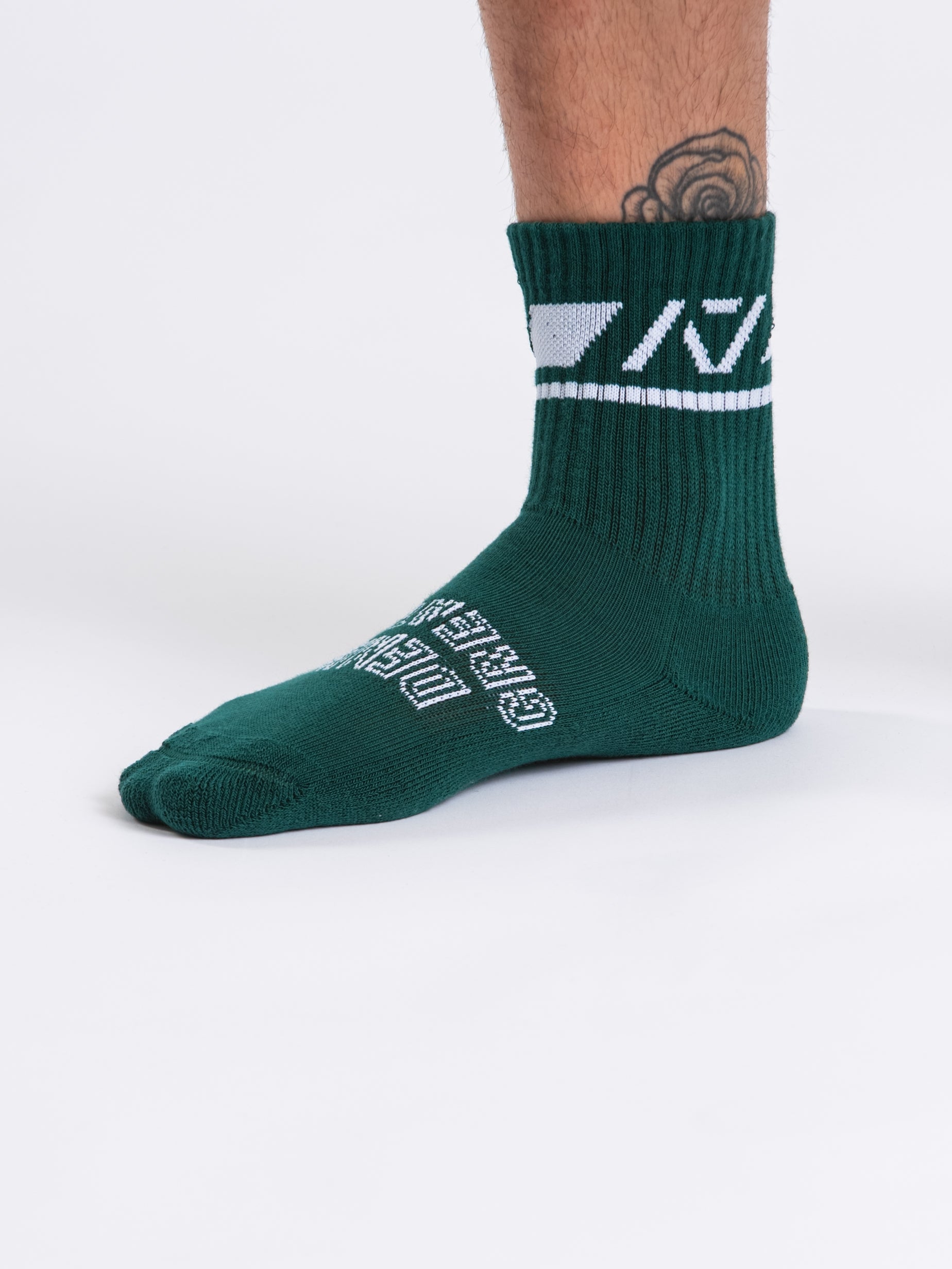 A7 Emerald Forás deadlift socks are designed specifically for pulls and keep your shins protected from scrapes. A7 deadlift socks are a perfect pair to wear in training or powerlifting competition. The A7 IPF Approved Kit includes Powerlifting Singlet, A7 Meet Shirt, A7 Zebra Wrist Wraps, A7 Deadlift Socks, Hourglass Knee Sleeves (Stiff Knee Sleeves and Rigor Mortis Knee Sleeves). Genouill�res powerlifting shipping to France, Spain, Ireland, Germany, Italy, Sweden and EU.