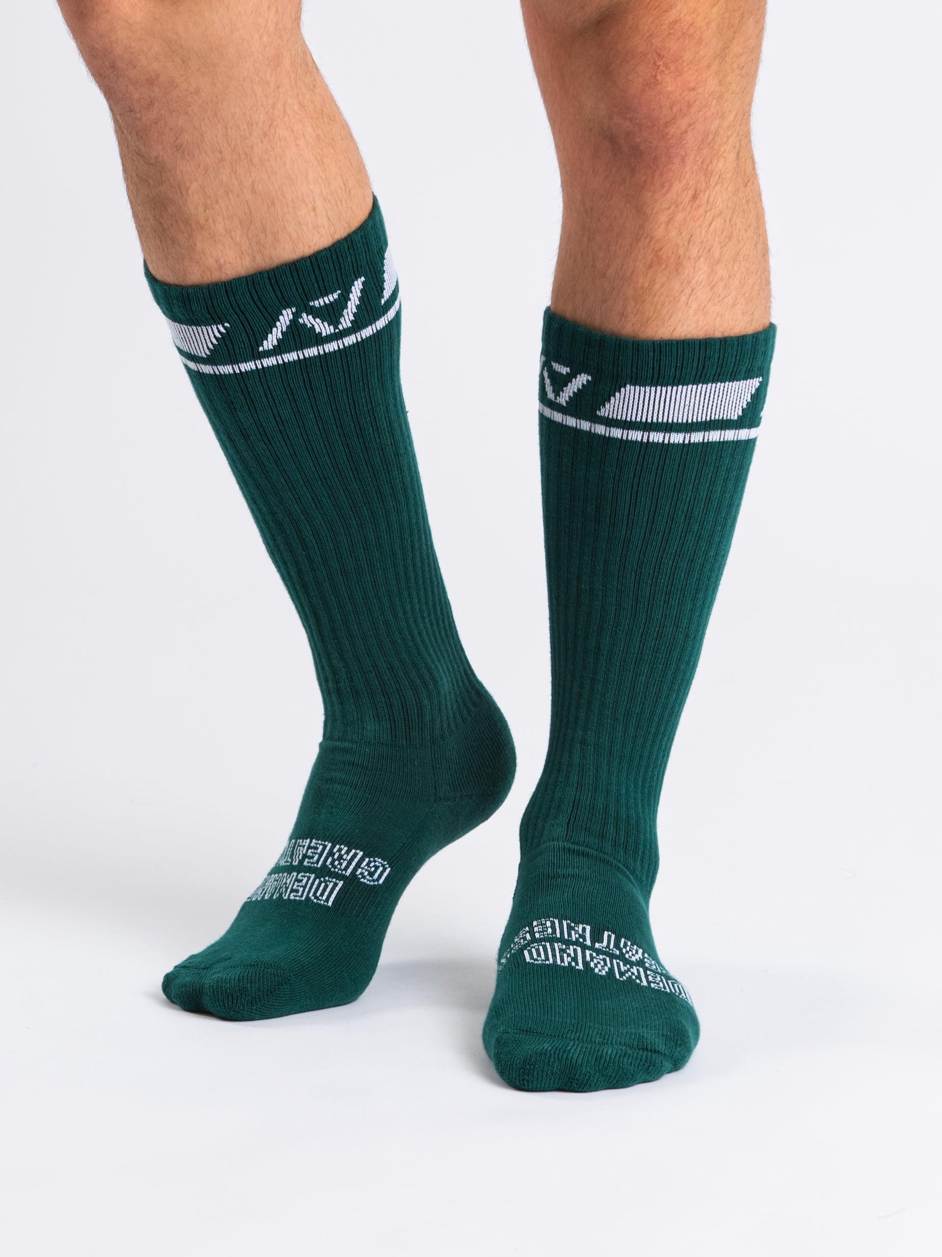 A7 Emerald Forás deadlift socks are designed specifically for pulls and keep your shins protected from scrapes. A7 deadlift socks are a perfect pair to wear in training or powerlifting competition. The A7 IPF Approved Kit includes Powerlifting Singlet, A7 Meet Shirt, A7 Zebra Wrist Wraps, A7 Deadlift Socks, Hourglass Knee Sleeves (Stiff Knee Sleeves and Rigor Mortis Knee Sleeves). Genouill�res powerlifting shipping to France, Spain, Ireland, Germany, Italy, Sweden and EU.