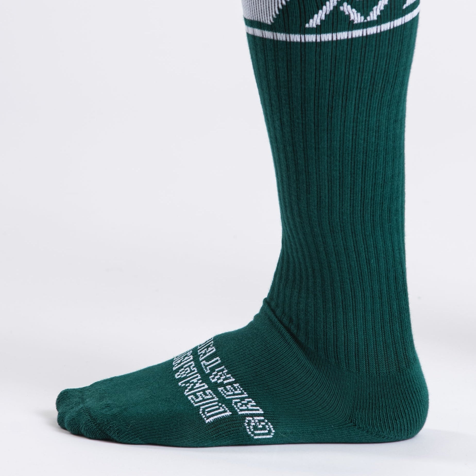 A7 Emerald Forás deadlift socks are designed specifically for pulls and keep your shins protected from scrapes. A7 deadlift socks are a perfect pair to wear in training or powerlifting competition. The A7 IPF Approved Kit includes Powerlifting Singlet, A7 Meet Shirt, A7 Zebra Wrist Wraps, A7 Deadlift Socks, Hourglass Knee Sleeves (Stiff Knee Sleeves and Rigor Mortis Knee Sleeves). Genouill�res powerlifting shipping to France, Spain, Ireland, Germany, Italy, Sweden and EU.