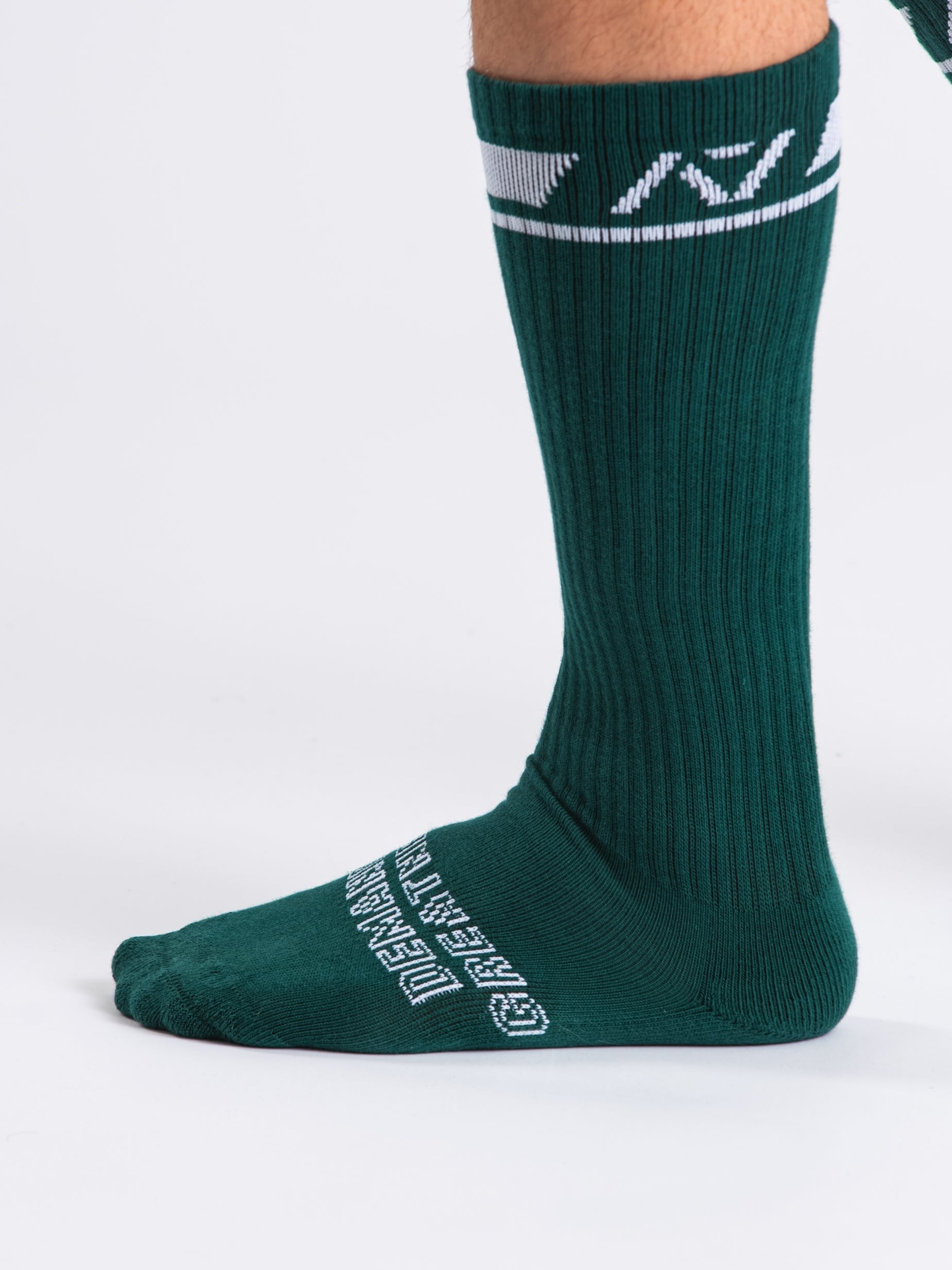 A7 Emerald Forás deadlift socks are designed specifically for pulls and keep your shins protected from scrapes. A7 deadlift socks are a perfect pair to wear in training or powerlifting competition. The A7 IPF Approved Kit includes Powerlifting Singlet, A7 Meet Shirt, A7 Zebra Wrist Wraps, A7 Deadlift Socks, Hourglass Knee Sleeves (Stiff Knee Sleeves and Rigor Mortis Knee Sleeves). Genouill�res powerlifting shipping to France, Spain, Ireland, Germany, Italy, Sweden and EU.