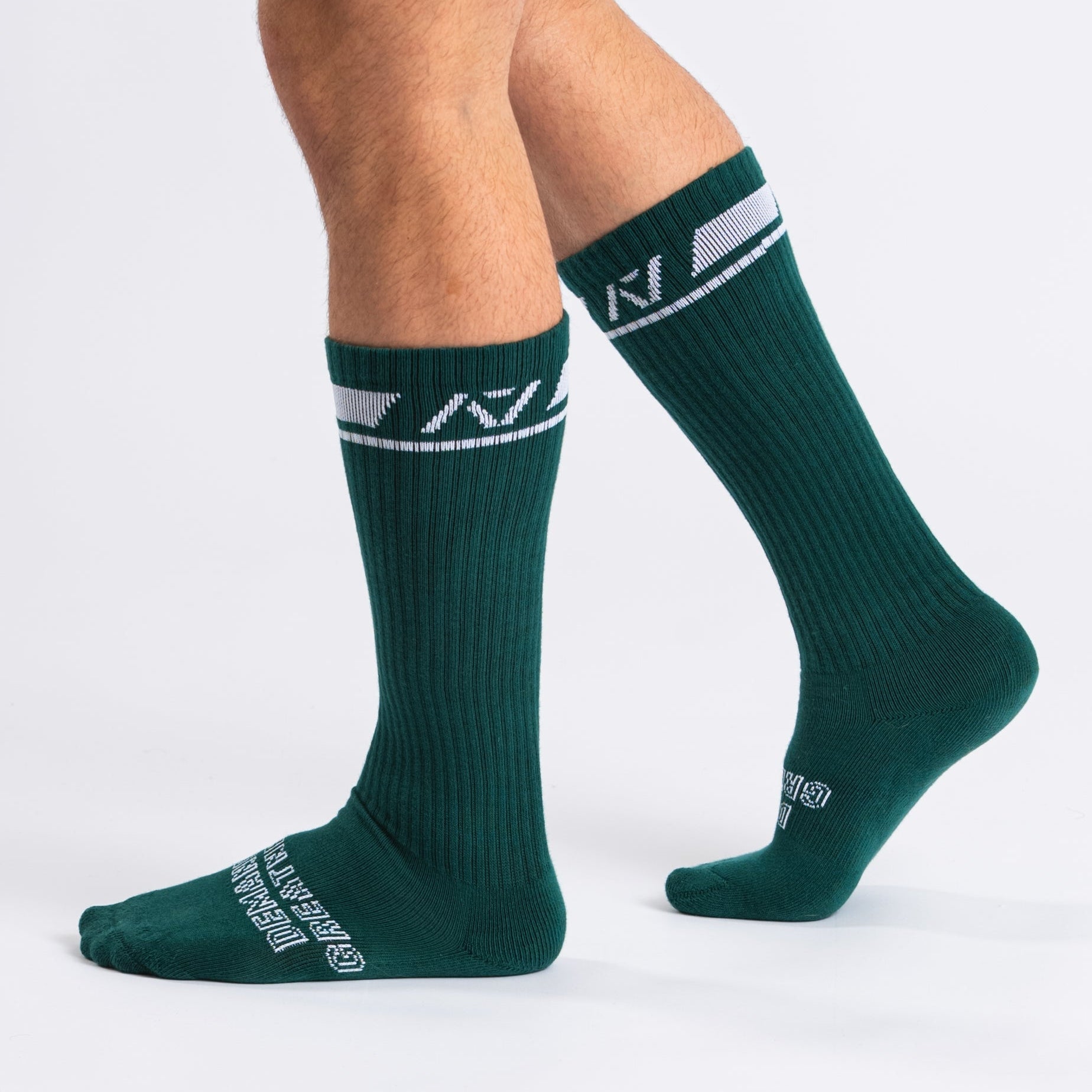 A7 Emerald Forás deadlift socks are designed specifically for pulls and keep your shins protected from scrapes. A7 deadlift socks are a perfect pair to wear in training or powerlifting competition. The A7 IPF Approved Kit includes Powerlifting Singlet, A7 Meet Shirt, A7 Zebra Wrist Wraps, A7 Deadlift Socks, Hourglass Knee Sleeves (Stiff Knee Sleeves and Rigor Mortis Knee Sleeves). Genouill�res powerlifting shipping to France, Spain, Ireland, Germany, Italy, Sweden and EU.