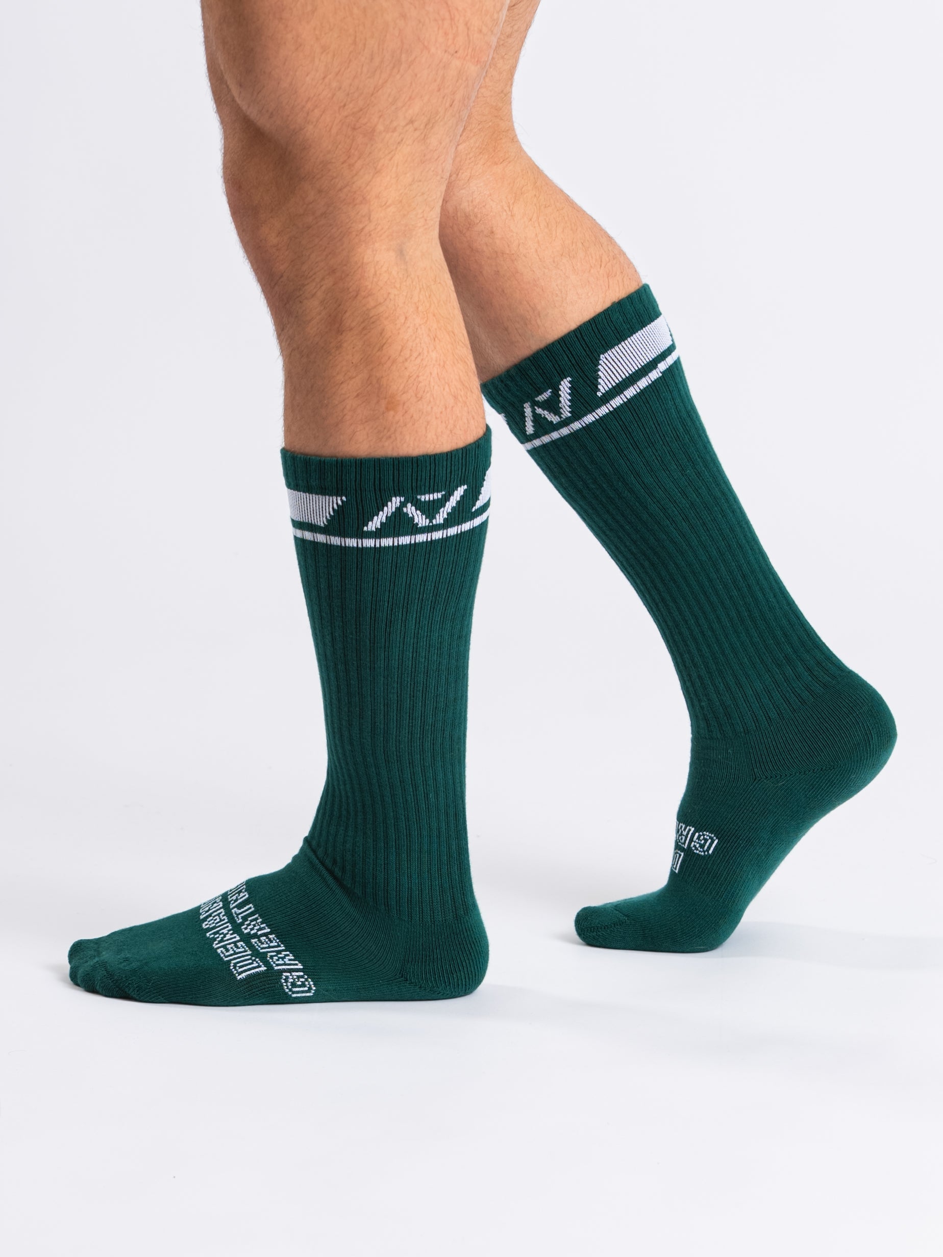 A7 Emerald Forás deadlift socks are designed specifically for pulls and keep your shins protected from scrapes. A7 deadlift socks are a perfect pair to wear in training or powerlifting competition. The A7 IPF Approved Kit includes Powerlifting Singlet, A7 Meet Shirt, A7 Zebra Wrist Wraps, A7 Deadlift Socks, Hourglass Knee Sleeves (Stiff Knee Sleeves and Rigor Mortis Knee Sleeves). Genouill�res powerlifting shipping to France, Spain, Ireland, Germany, Italy, Sweden and EU.