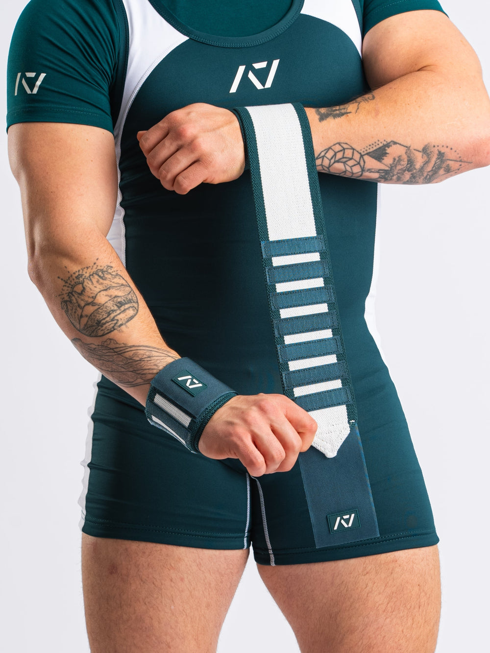 A7 IPF Approved Emerald Forás Luno singlet features extra lat mobility, side panel stitching to guide the squat depth level and curved panel design for a slimming look.  The IPF Approved Kit includes Luno Powerlifting Singlet, A7 Meet Shirt, A7 Zebra Wrist Wraps, A7 Deadlift Socks, Hourglass Knee Sleeves (Stiff Knee Sleeves and Rigor Mortis Knee Sleeves). Genouill�res powerlifting shipping to France, Spain, Ireland, Germany, Italy, Sweden and EU.