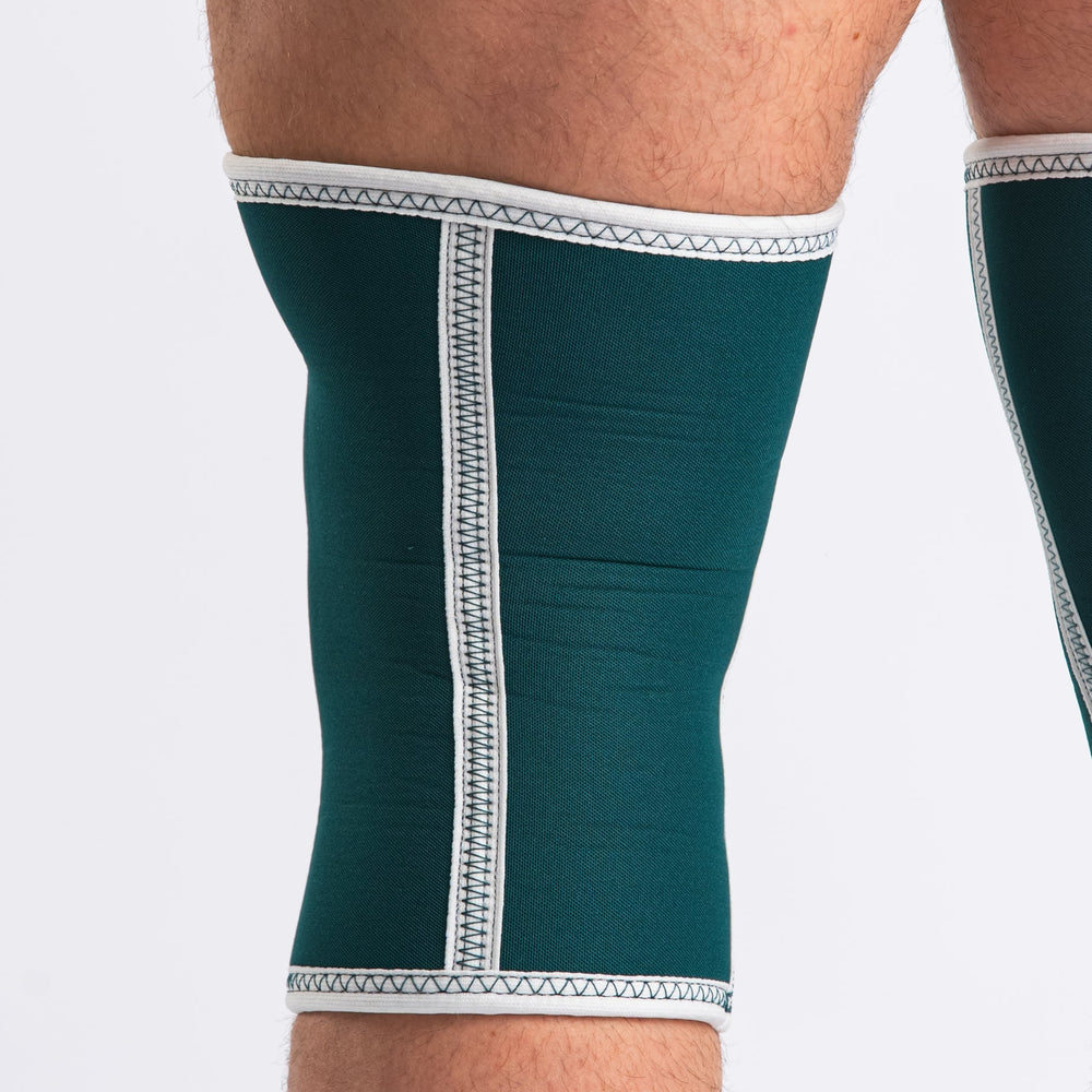 
                      
                        A7 IPF Approved Hourglass Knee Sleeves feature an hourglass-shaped centre taper fit to help provide knee compression while maintaining proper tightness around the calf and quad, offered in three stiffnesses (Flexi, Stiff and Rigor Mortis). Shop the full A7 Powerlifting IPF Approved Equipment collection. The IPF Approved Kit includes Powerlifting Singlet, A7 Meet Shirt, A7 Zebra Wrist Wraps and A7 Deadlift Socks. Genouill�res powerlifting shipping to France, Spain, Ireland, Germany, Italy, Sweden and EU.
                      
                    