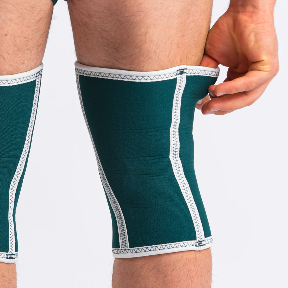 
                      
                        A7 IPF Approved Hourglass Knee Sleeves feature an hourglass-shaped centre taper fit to help provide knee compression while maintaining proper tightness around the calf and quad, offered in three stiffnesses (Flexi, Stiff and Rigor Mortis). Shop the full A7 Powerlifting IPF Approved Equipment collection. The IPF Approved Kit includes Powerlifting Singlet, A7 Meet Shirt, A7 Zebra Wrist Wraps and A7 Deadlift Socks. Genouill�res powerlifting shipping to France, Spain, Ireland, Germany, Italy, Sweden and EU.
                      
                    