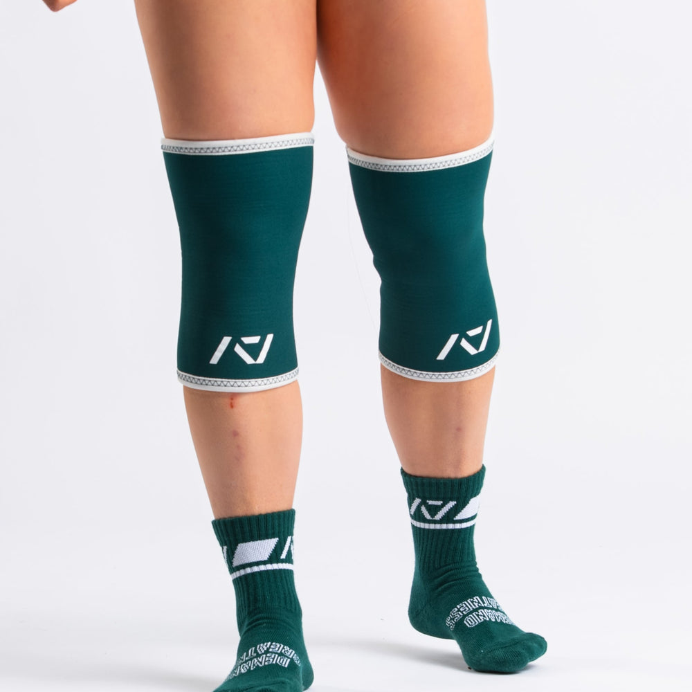 
                      
                        A7 IPF Approved Hourglass Knee Sleeves feature an hourglass-shaped centre taper fit to help provide knee compression while maintaining proper tightness around the calf and quad, offered in three stiffnesses (Flexi, Stiff and Rigor Mortis). Shop the full A7 Powerlifting IPF Approved Equipment collection. The IPF Approved Kit includes Powerlifting Singlet, A7 Meet Shirt, A7 Zebra Wrist Wraps and A7 Deadlift Socks. Genouill�res powerlifting shipping to France, Spain, Ireland, Germany, Italy, Sweden and EU.
                      
                    