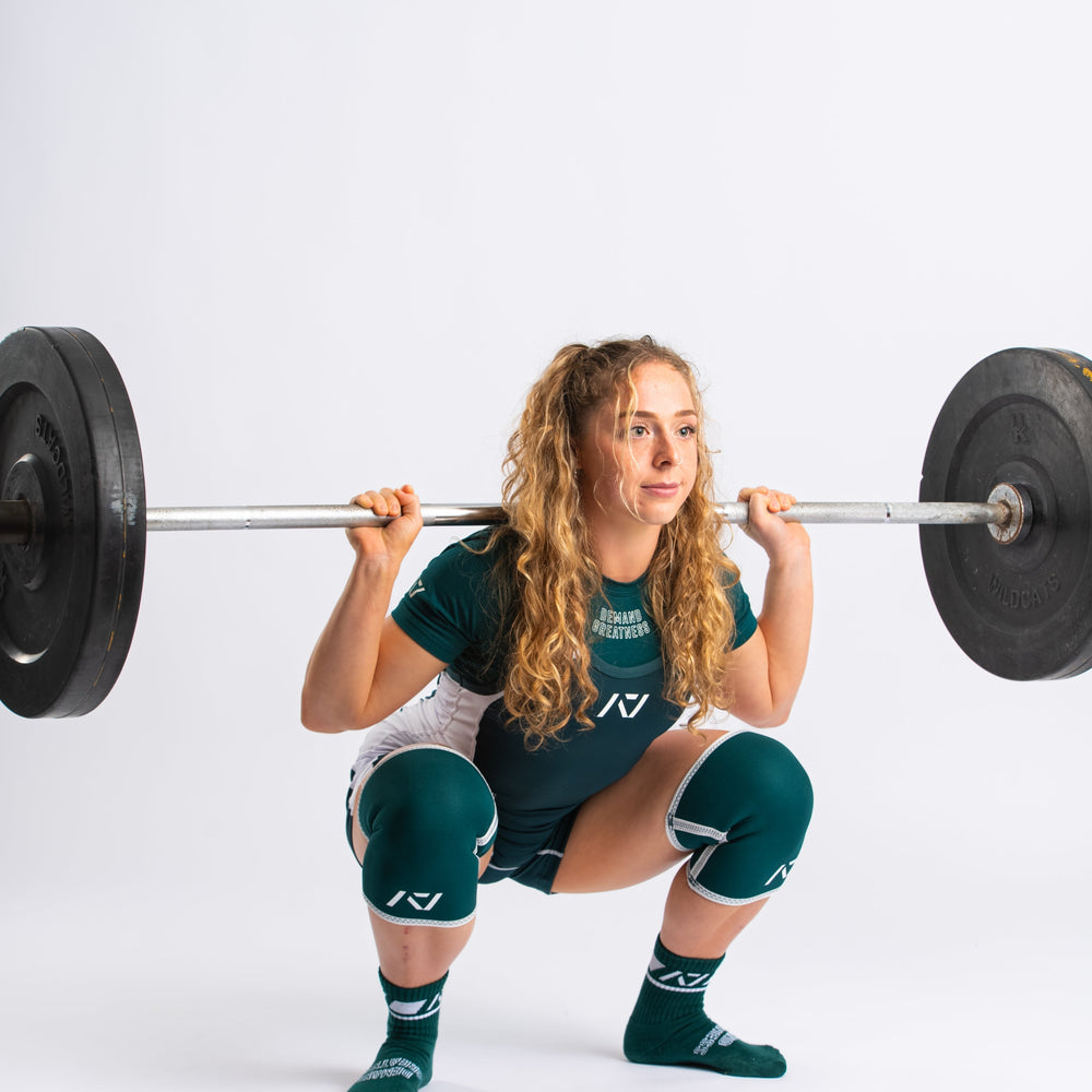 
                      
                        A7 IPF Approved Emerald Forás Luno singlet features extra lat mobility, side panel stitching to guide the squat depth level and curved panel design for a slimming look.  The IPF Approved Kit includes Luno Powerlifting Singlet, A7 Meet Shirt, A7 Zebra Wrist Wraps, A7 Deadlift Socks, Hourglass Knee Sleeves (Stiff Knee Sleeves and Rigor Mortis Knee Sleeves). Genouill�res powerlifting shipping to France, Spain, Ireland, Germany, Italy, Sweden and EU.
                      
                    