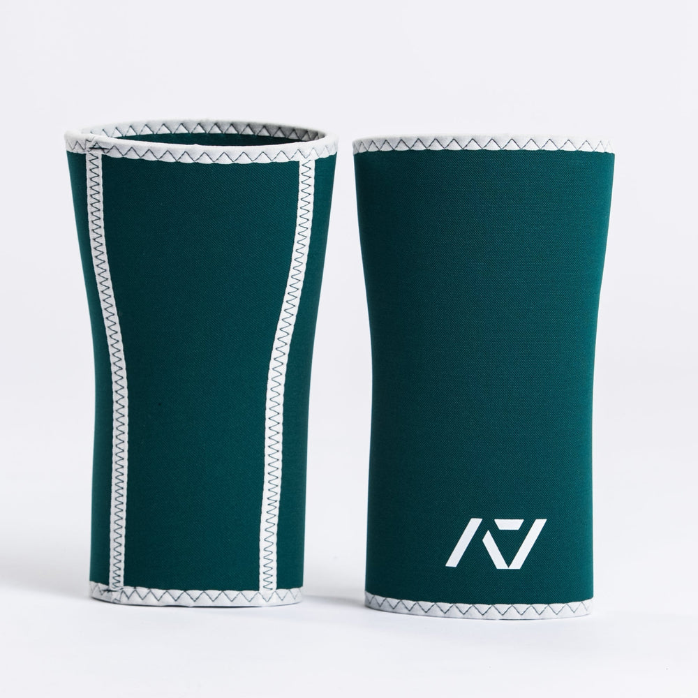 
                      
                        A7 IPF Approved Hourglass Knee Sleeves feature an hourglass-shaped centre taper fit to help provide knee compression while maintaining proper tightness around the calf and quad, offered in three stiffnesses (Flexi, Stiff and Rigor Mortis). Shop the full A7 Powerlifting IPF Approved Equipment collection. The IPF Approved Kit includes Powerlifting Singlet, A7 Meet Shirt, A7 Zebra Wrist Wraps and A7 Deadlift Socks. Genouill�res powerlifting shipping to France, Spain, Ireland, Germany, Italy, Sweden and EU.
                      
                    