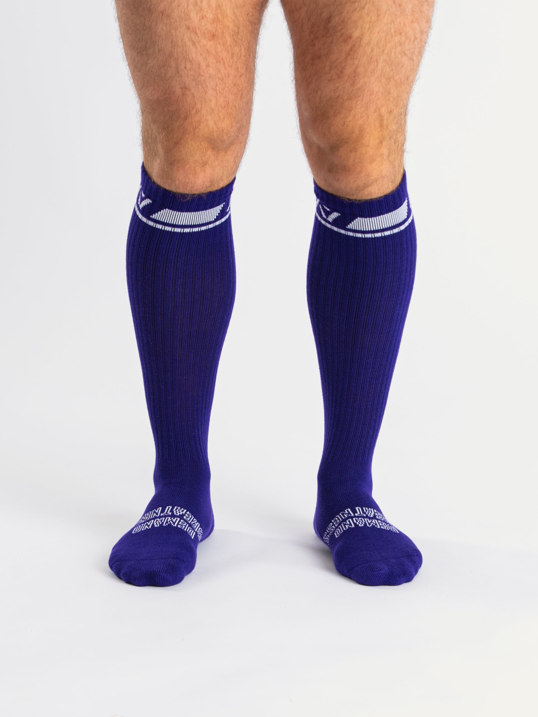 A7 Purple deadlift socks are designed specifically for pulls and keep your shins protected from scrapes. A7 deadlift socks are a perfect pair to wear in training or powerlifting competition. The A7 IPF Approved Kit includes Powerlifting Singlet, A7 Meet Shirt, A7 Zebra Wrist Wraps, A7 Deadlift Socks, Hourglass Knee Sleeves (Stiff Knee Sleeves and Rigor Mortis Knee Sleeves). Genouill�res powerlifting shipping to France, Spain, Ireland, Germany, Italy, Sweden and EU.