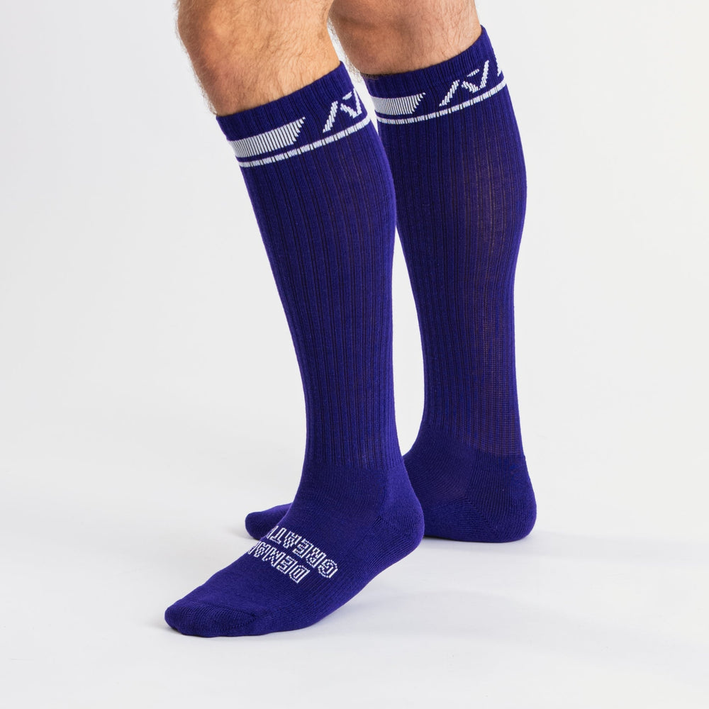 
                      
                        A7 Purple deadlift socks are designed specifically for pulls and keep your shins protected from scrapes. A7 deadlift socks are a perfect pair to wear in training or powerlifting competition. The A7 IPF Approved Kit includes Powerlifting Singlet, A7 Meet Shirt, A7 Zebra Wrist Wraps, A7 Deadlift Socks, Hourglass Knee Sleeves (Stiff Knee Sleeves and Rigor Mortis Knee Sleeves). Genouill�res powerlifting shipping to France, Spain, Ireland, Germany, Italy, Sweden and EU.
                      
                    