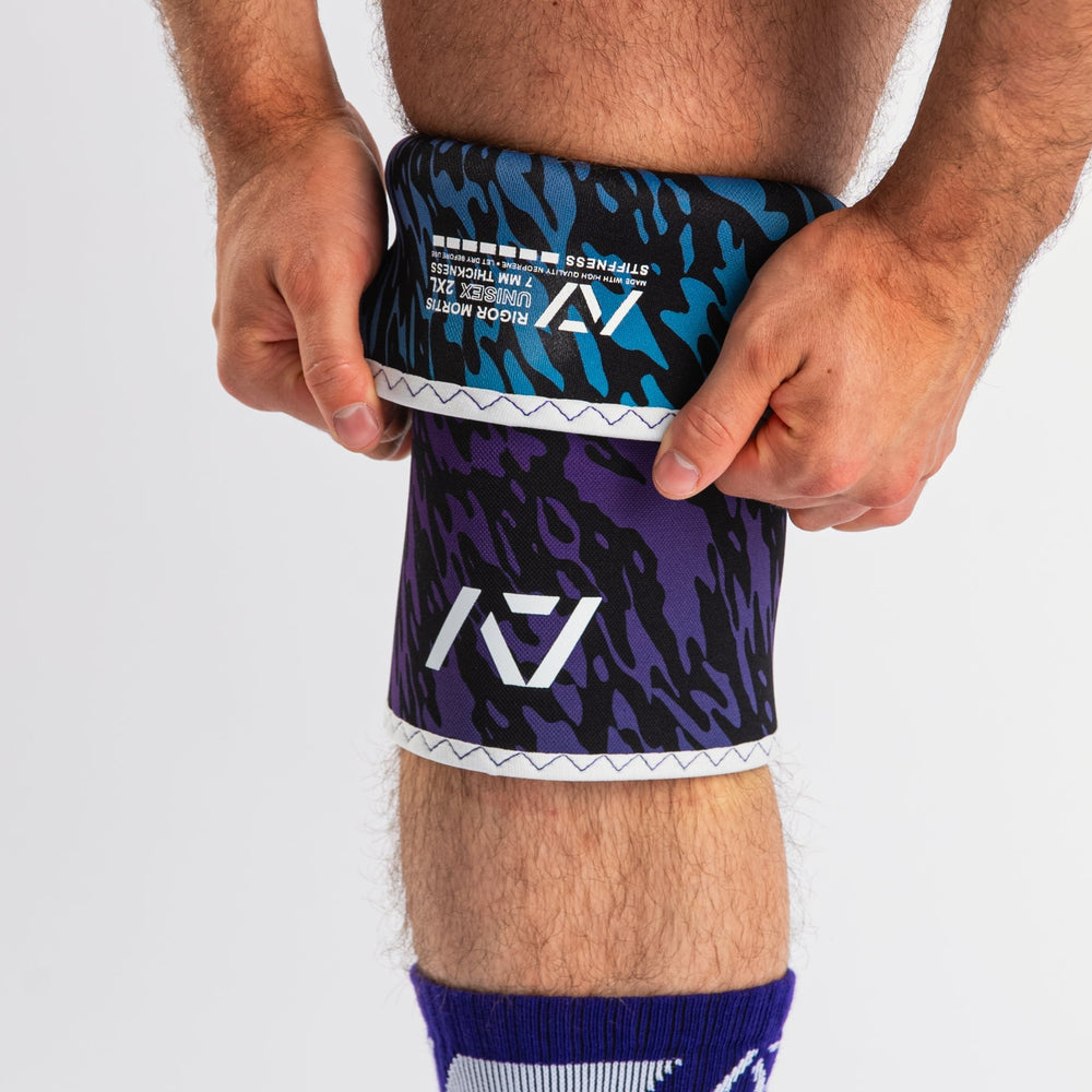 
                      
                        A7 IPF Approved Hourglass Knee Sleeves feature an hourglass-shaped centre taper fit to help provide knee compression while maintaining proper tightness around the calf and quad, offered in three stiffnesses (Flexi, Stiff and Rigor Mortis). Shop the full A7 Powerlifting IPF Approved Equipment collection. The IPF Approved Kit includes Powerlifting Singlet, A7 Meet Shirt, A7 Zebra Wrist Wraps and A7 Deadlift Socks. Genouill�res powerlifting shipping to France, Spain, Ireland, Germany, Italy, Sweden and EU.
                      
                    