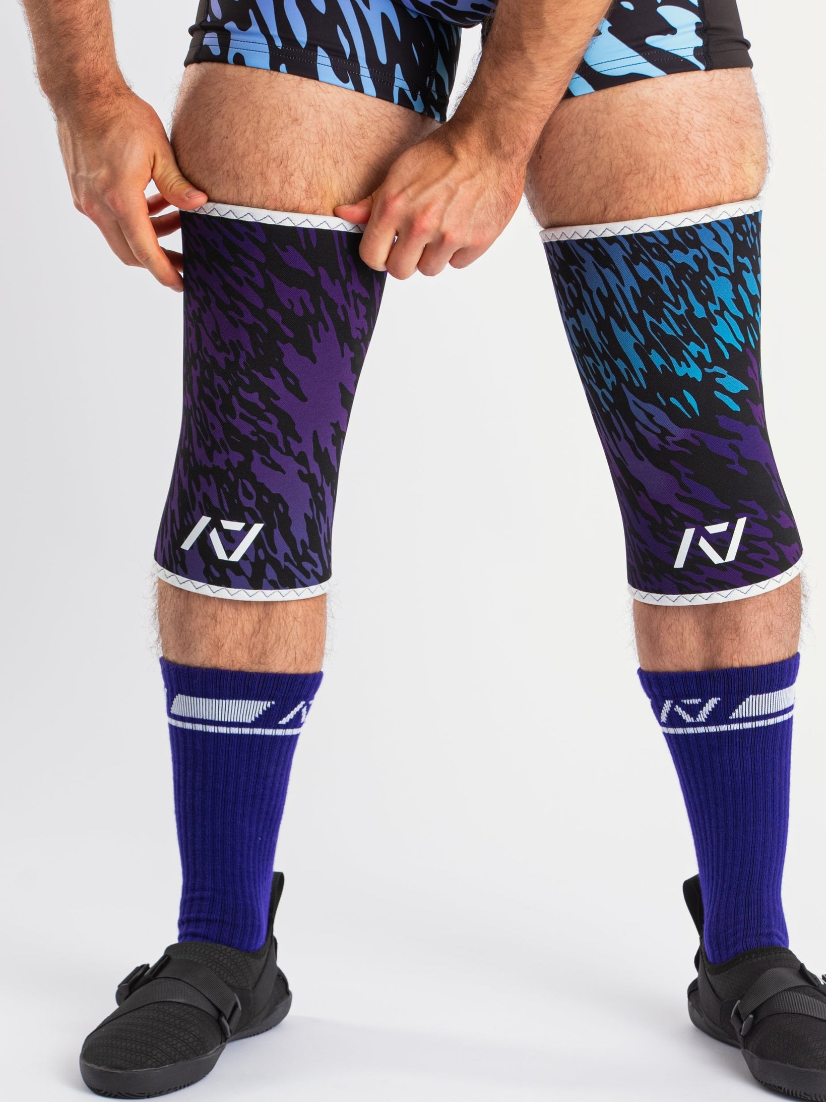 A7 IPF Approved Hourglass Knee Sleeves feature an hourglass-shaped centre taper fit to help provide knee compression while maintaining proper tightness around the calf and quad, offered in three stiffnesses (Flexi, Stiff and Rigor Mortis). Shop the full A7 Powerlifting IPF Approved Equipment collection. The IPF Approved Kit includes Powerlifting Singlet, A7 Meet Shirt, A7 Zebra Wrist Wraps and A7 Deadlift Socks. Genouill�res powerlifting shipping to France, Spain, Ireland, Germany, Italy, Sweden and EU.