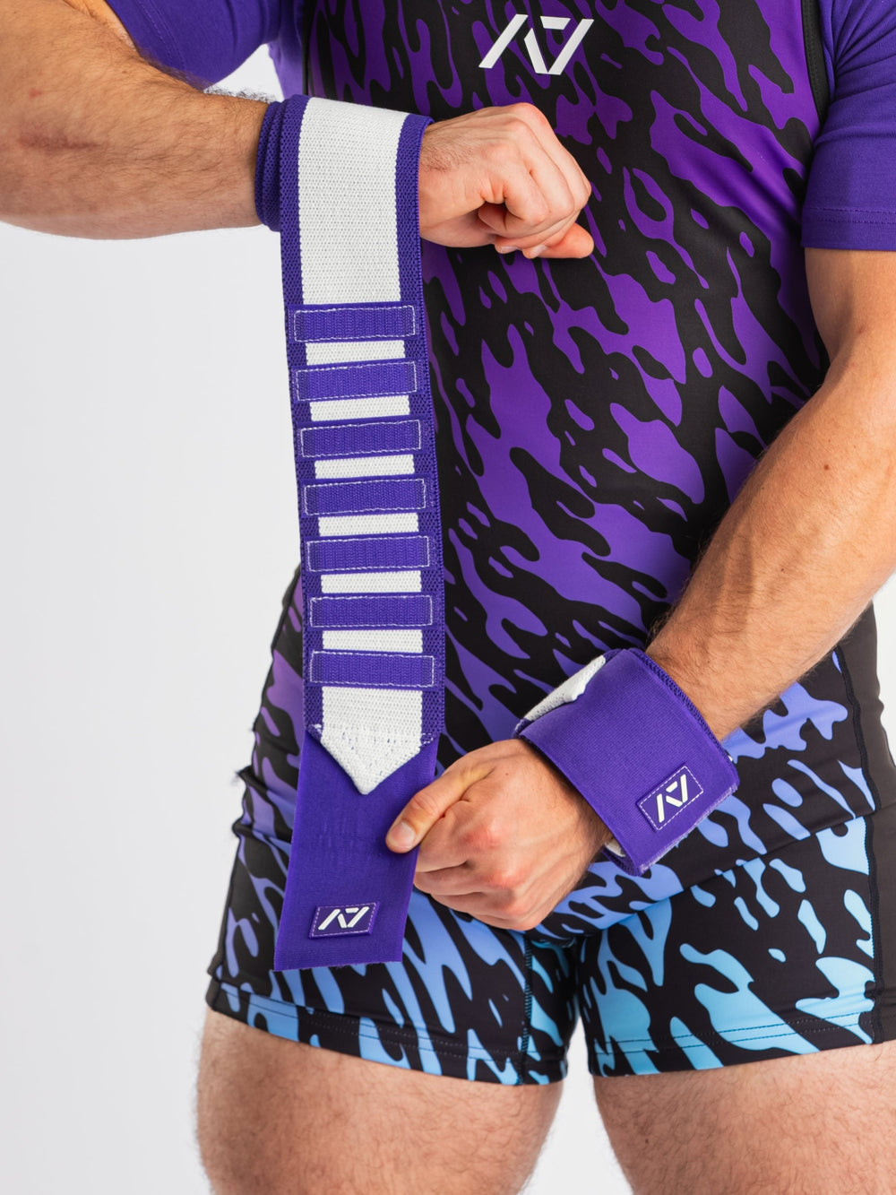 A7 IPF Approved Zebra Wraps feature strips of velcro on the wraps, allowing Zebra Wraps to conform fully to your unique preference of tightness. 3 lengths and 4 stiffnesses (Flexi, Mids, Stiff, and Rigor Mortis). The IPF Approved Kit includes Powerlifting Singlet, A7 Meet Shirt, A7 Zebra Wrist Wraps, A7 Deadlift Socks, Hourglass Knee Sleeves (Stiff Knee Sleeves and Rigor Mortis Knee Sleeves). Genouill�res powerlifting shipping to France, Spain, Ireland, Germany, Italy, Sweden and EU.