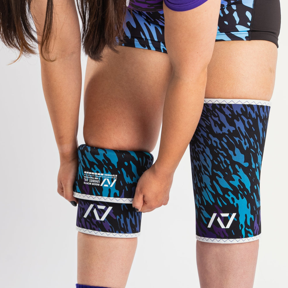 
                      
                        A7 IPF Approved Hourglass Knee Sleeves feature an hourglass-shaped centre taper fit to help provide knee compression while maintaining proper tightness around the calf and quad, offered in three stiffnesses (Flexi, Stiff and Rigor Mortis). Shop the full A7 Powerlifting IPF Approved Equipment collection. The IPF Approved Kit includes Powerlifting Singlet, A7 Meet Shirt, A7 Zebra Wrist Wraps and A7 Deadlift Socks. Genouill�res powerlifting shipping to France, Spain, Ireland, Germany, Italy, Sweden and EU.
                      
                    