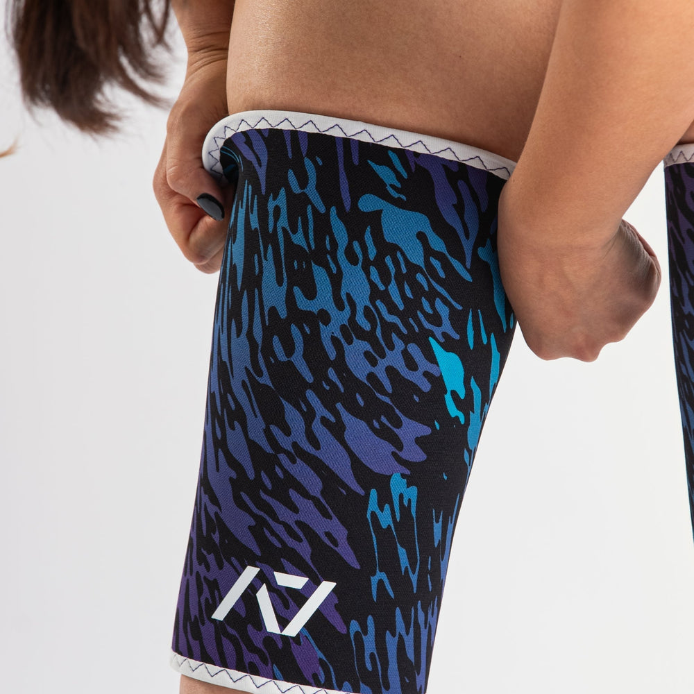 
                      
                        A7 IPF Approved Hourglass Knee Sleeves feature an hourglass-shaped centre taper fit to help provide knee compression while maintaining proper tightness around the calf and quad, offered in three stiffnesses (Flexi, Stiff and Rigor Mortis). Shop the full A7 Powerlifting IPF Approved Equipment collection. The IPF Approved Kit includes Powerlifting Singlet, A7 Meet Shirt, A7 Zebra Wrist Wraps and A7 Deadlift Socks. Genouill�res powerlifting shipping to France, Spain, Ireland, Germany, Italy, Sweden and EU.
                      
                    