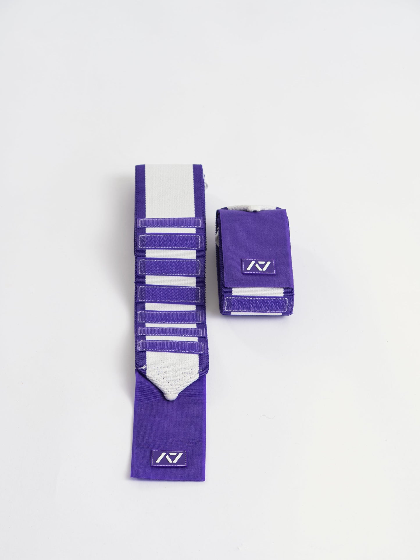 A7 IPF Approved Zebra Wraps feature strips of velcro on the wraps, allowing Zebra Wraps to conform fully to your unique preference of tightness. 3 lengths and 4 stiffnesses (Flexi, Mids, Stiff, and Rigor Mortis). The IPF Approved Kit includes Powerlifting Singlet, A7 Meet Shirt, A7 Zebra Wrist Wraps, A7 Deadlift Socks, Hourglass Knee Sleeves (Stiff Knee Sleeves and Rigor Mortis Knee Sleeves). Genouill�res powerlifting shipping to France, Spain, Ireland, Germany, Italy, Sweden and EU.