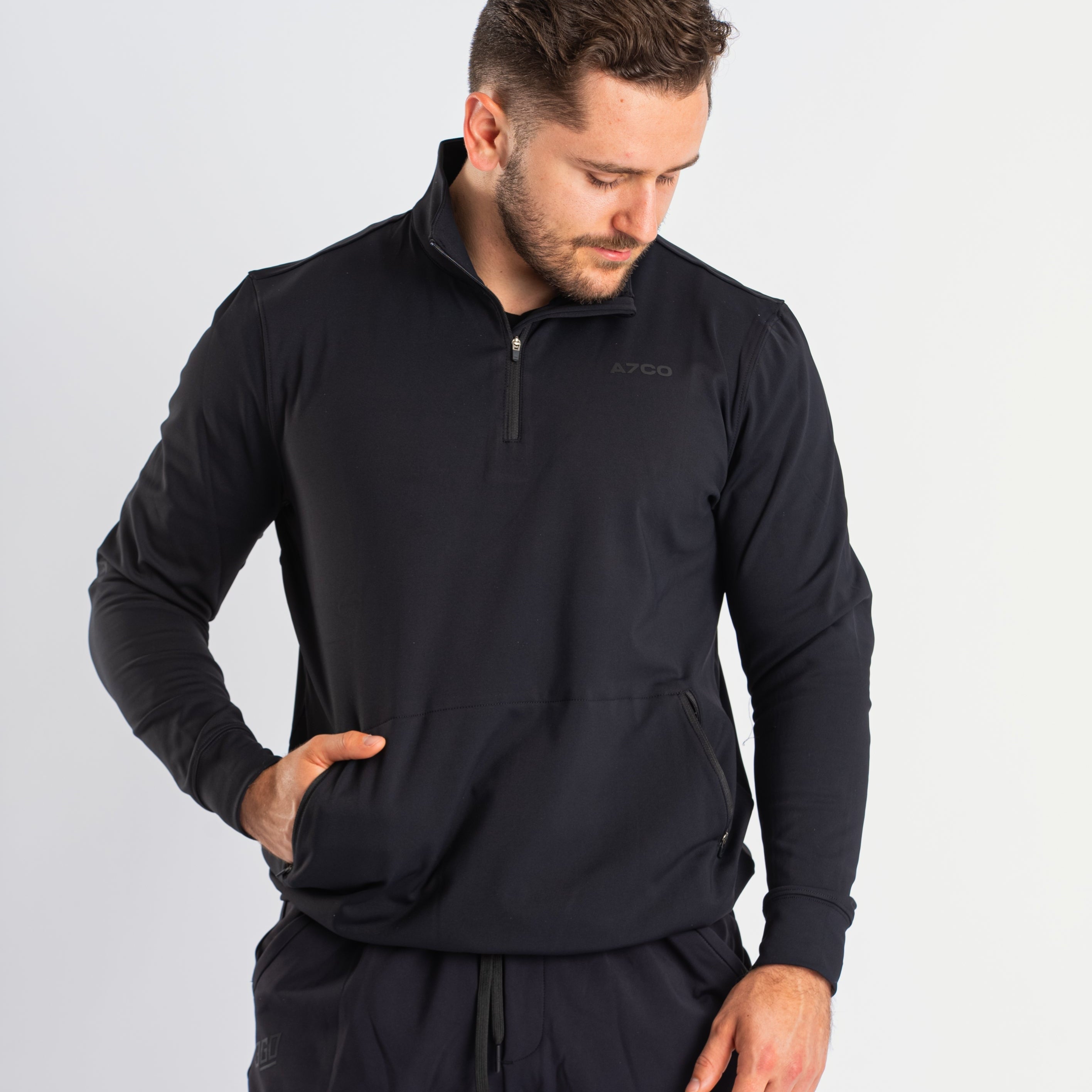 Cobra Quarter Zip Jacket offers unmatched comfort, and style for all strength athletes. The moisture-wicking fabric keeps you dry and comfortable in and out the gym. Featuring a quarter zip cut with durable YKK zippers, this jacket is built for both functionality and style. Designed with a unisex fit, it pairs perfectly with our matching Cobra 360Go 1Z Joggers and Shorts. Genouill�res powerlifting shipping to France, Spain, Ireland, Germany, Italy, Sweden and EU.