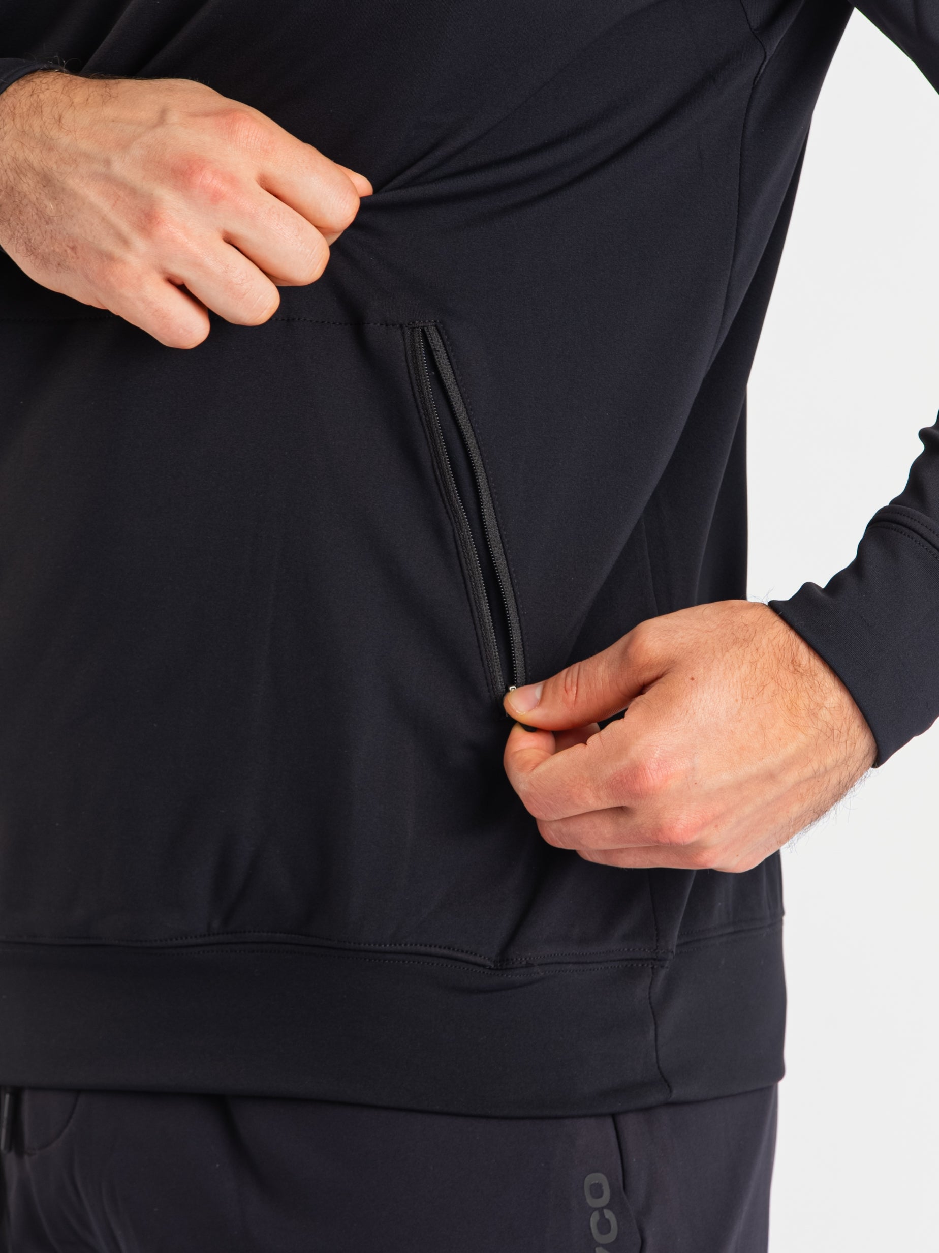 Cobra Quarter Zip Jacket offers unmatched comfort, and style for all strength athletes. The moisture-wicking fabric keeps you dry and comfortable in and out the gym. Featuring a quarter zip cut with durable YKK zippers, this jacket is built for both functionality and style. Designed with a unisex fit, it pairs perfectly with our matching Cobra 360Go 1Z Joggers and Shorts. Genouill�res powerlifting shipping to France, Spain, Ireland, Germany, Italy, Sweden and EU.