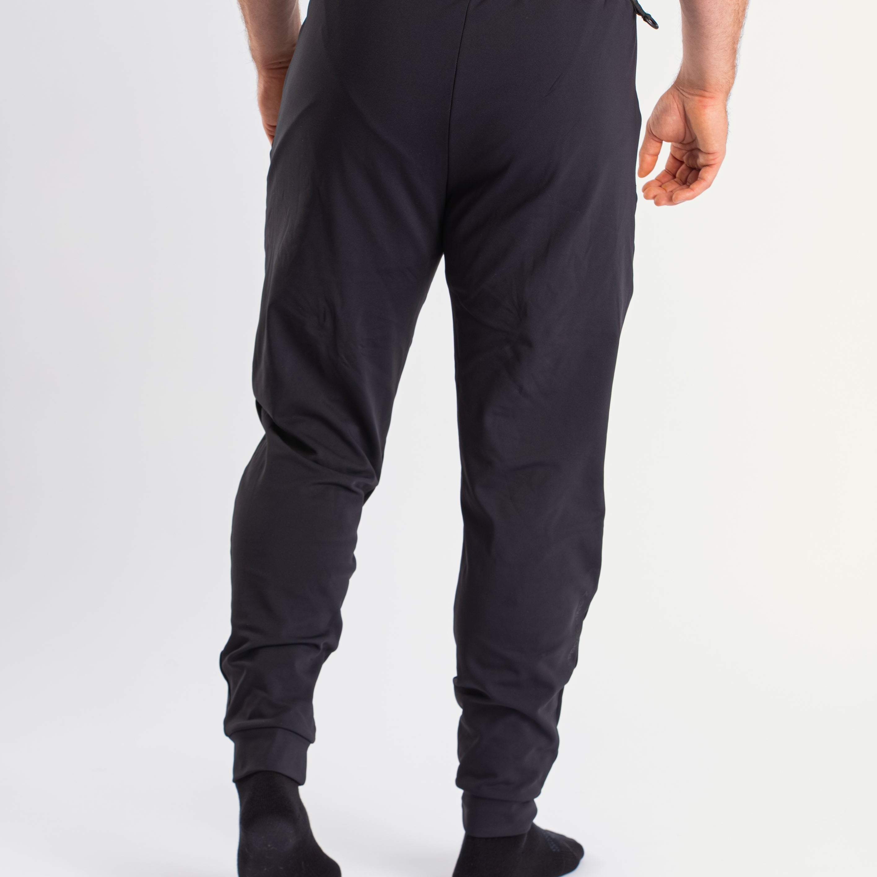 The Cobra 360Go 1Z Joggers, are designed for ultimate comfort and flexibility. Made with 360-degree stretch fabric, these joggers provide complete freedom of movement, perfect for strength training, and everyday wear. The built-in super-soft performance liner adds an extra layer of comfort, while the soft fleece inner feel ensures warmth and coziness. Designed with a unisex fit, it pairs perfectly with our matching Cobra Quarter Zip Jacket. All A7 ships to UK, Norway, Switzerland and Iceland.