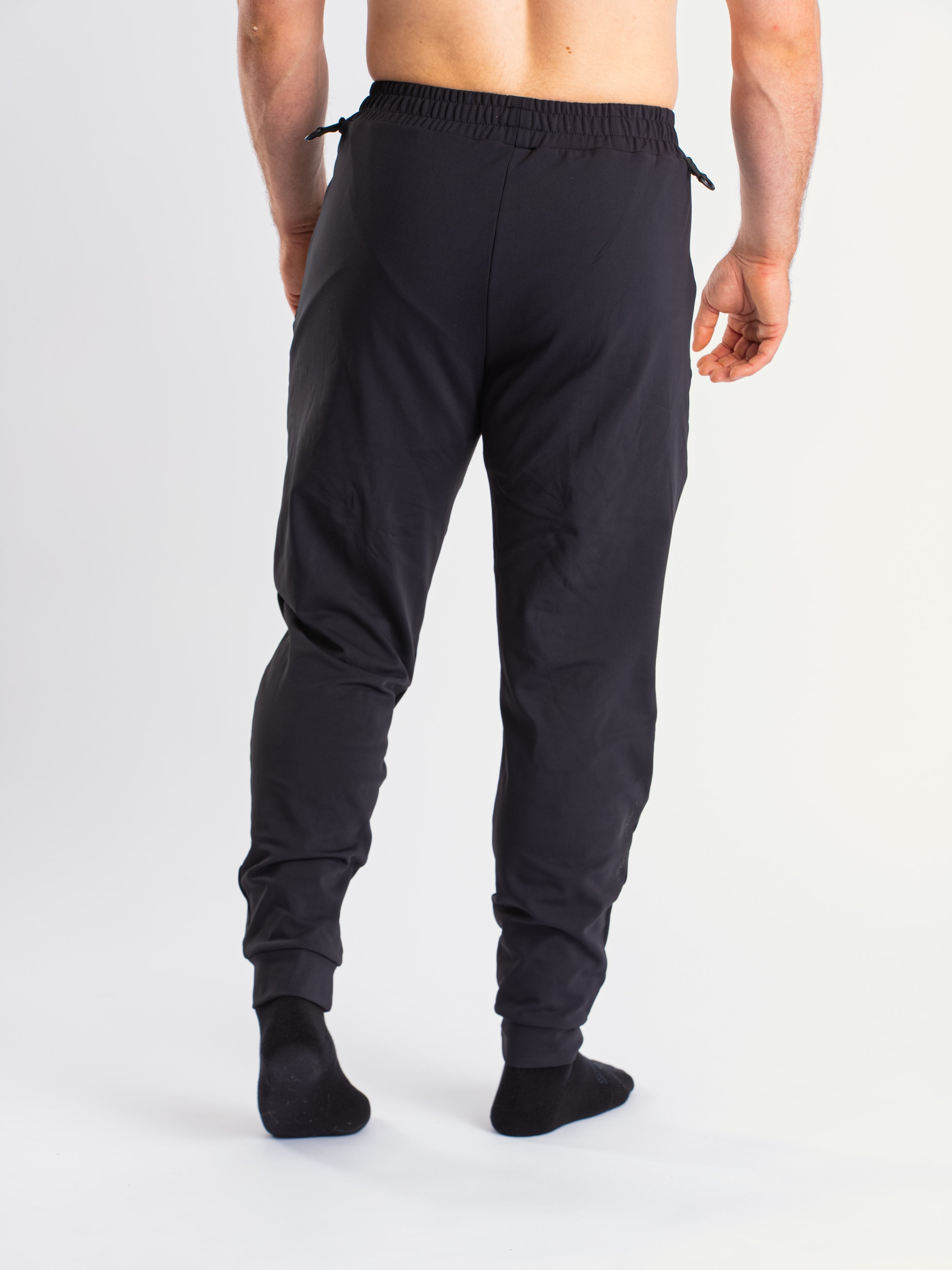 The Cobra 360Go 1Z Joggers, are designed for ultimate comfort and flexibility. Made with 360-degree stretch fabric, these joggers provide complete freedom of movement, perfect for strength training, and everyday wear. The built-in super-soft performance liner adds an extra layer of comfort, while the soft fleece inner feel ensures warmth and coziness. Designed with a unisex fit, it pairs perfectly with our matching Cobra Quarter Zip Jacket. 