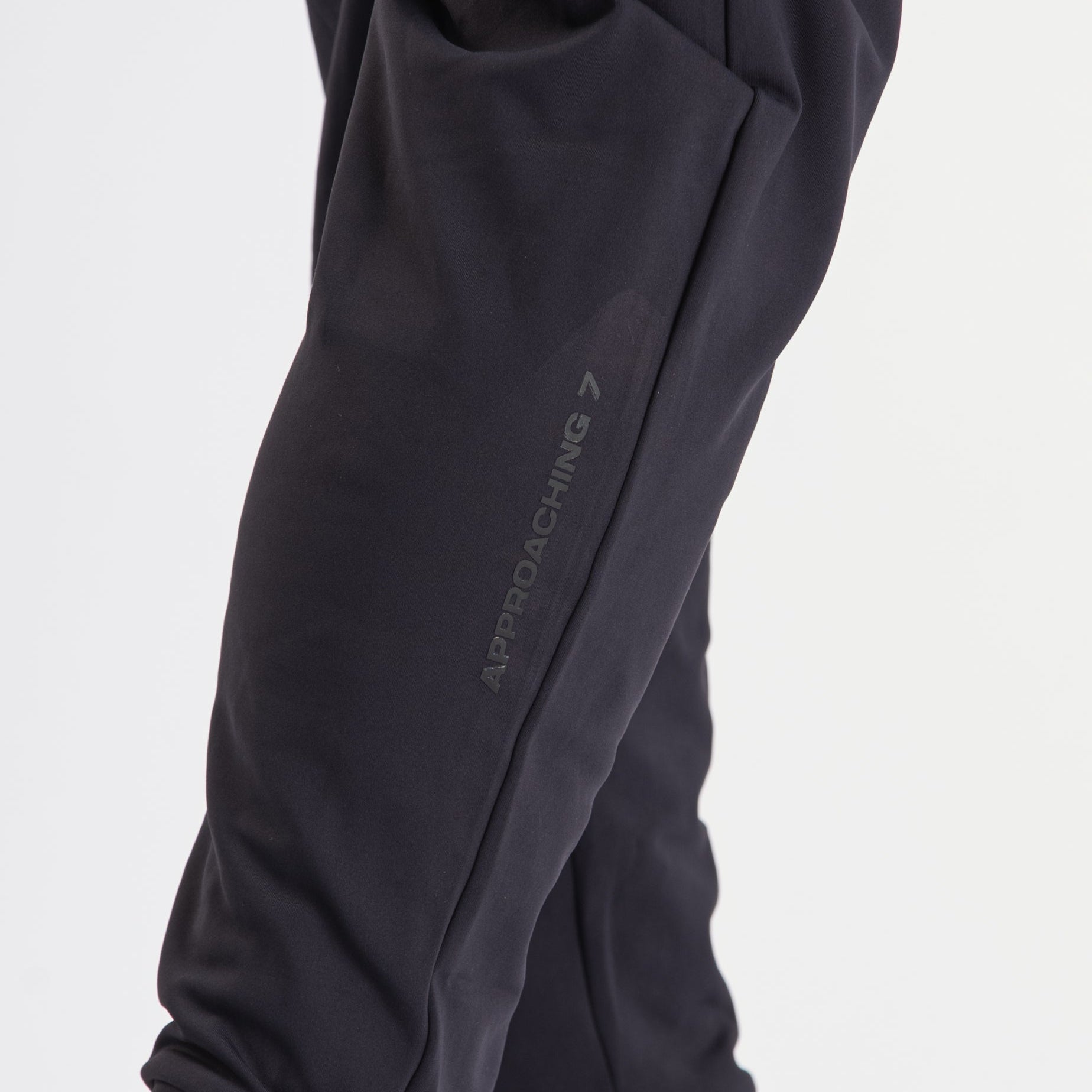 The Cobra 360Go 1Z Joggers, are designed for ultimate comfort and flexibility. Made with 360-degree stretch fabric, these joggers provide complete freedom of movement, perfect for strength training, and everyday wear. The built-in super-soft performance liner adds an extra layer of comfort, while the soft fleece inner feel ensures warmth and coziness. Designed with a unisex fit, it pairs perfectly with our matching Cobra Quarter Zip Jacket. 