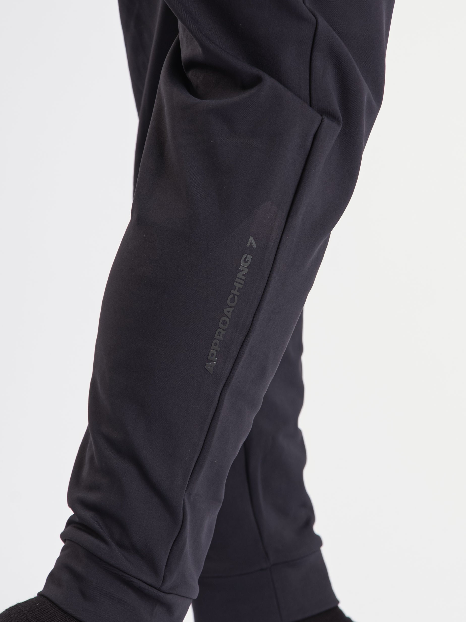 The Cobra 360Go 1Z Joggers, are designed for ultimate comfort and flexibility. Made with 360-degree stretch fabric, these joggers provide complete freedom of movement, perfect for strength training, and everyday wear. The built-in super-soft performance liner adds an extra layer of comfort, while the soft fleece inner feel ensures warmth and coziness. Designed with a unisex fit, it pairs perfectly with our matching Cobra Quarter Zip Jacket. 