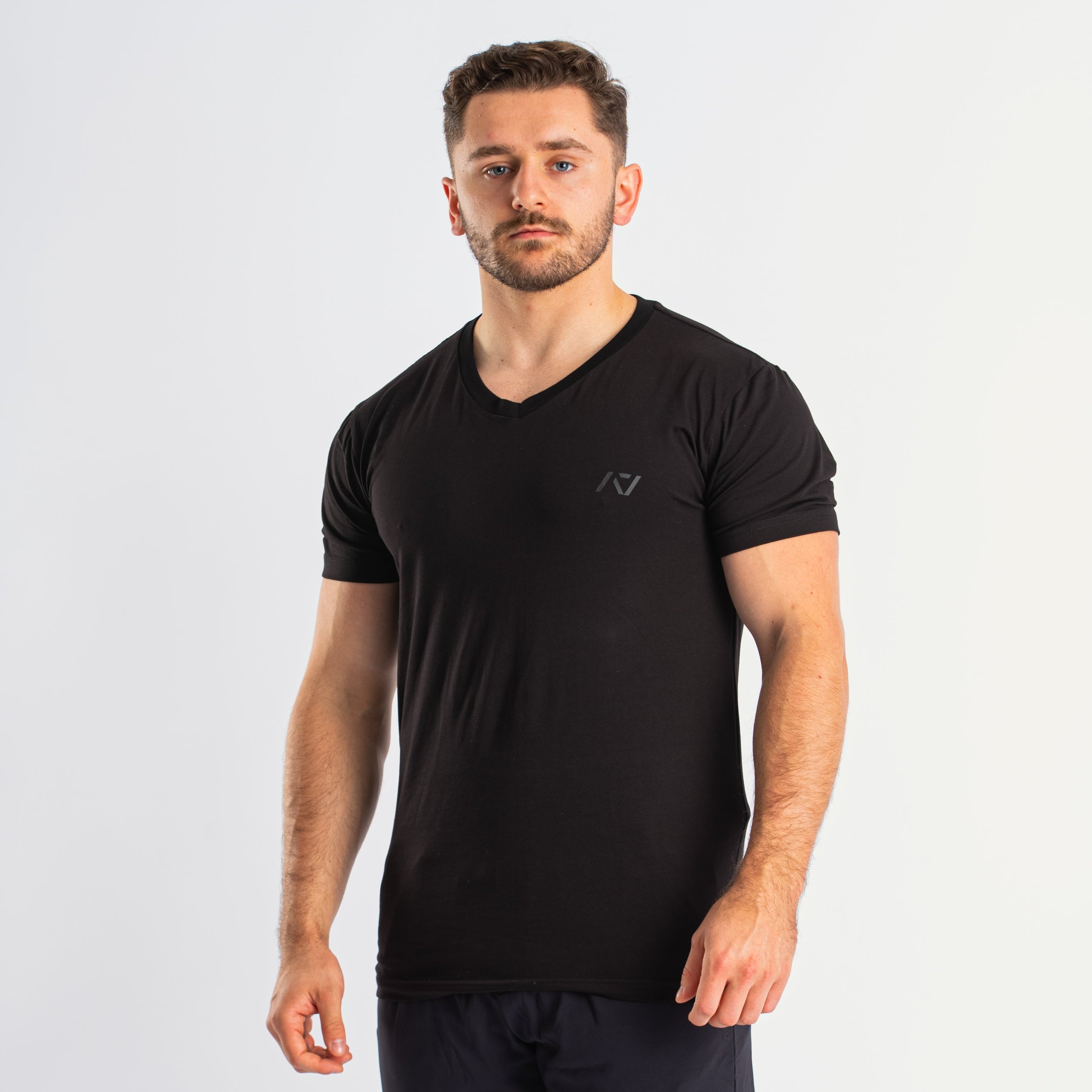 Introducing the True Fit V-Neck, crafted from an innovative new material designed to provide the perfect blend of comfort, performance, and style. True Fit ensures maximum comfort and freedom of movement. This advanced material is lightweight yet durable, making it ideal for both intense training sessions and everyday wear. Genouill�res powerlifting shipping to France, Spain, Ireland, Germany, Italy, Sweden and EU.