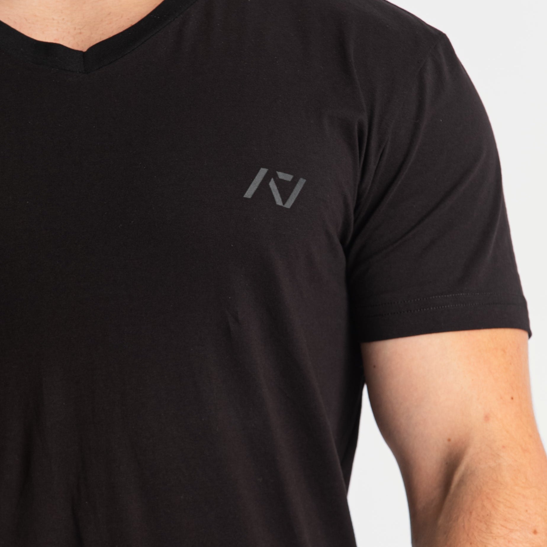 Introducing the True Fit V-Neck, crafted from an innovative new material designed to provide the perfect blend of comfort, performance, and style. True Fit ensures maximum comfort and freedom of movement. This advanced material is lightweight yet durable, making it ideal for both intense training sessions and everyday wear. Genouill�res powerlifting shipping to France, Spain, Ireland, Germany, Italy, Sweden and EU.