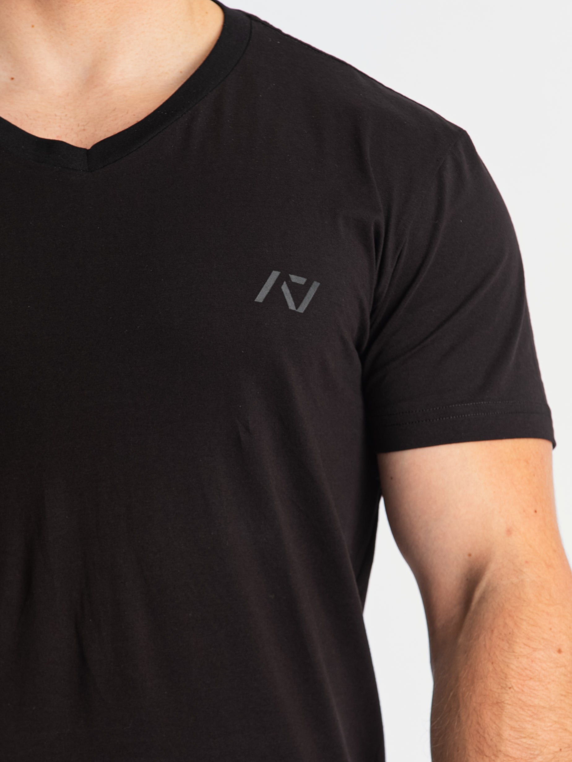 Introducing the True Fit V-Neck, crafted from an innovative new material designed to provide the perfect blend of comfort, performance, and style. True Fit ensures maximum comfort and freedom of movement. This advanced material is lightweight yet durable, making it ideal for both intense training sessions and everyday wear. Genouill�res powerlifting shipping to France, Spain, Ireland, Germany, Italy, Sweden and EU.