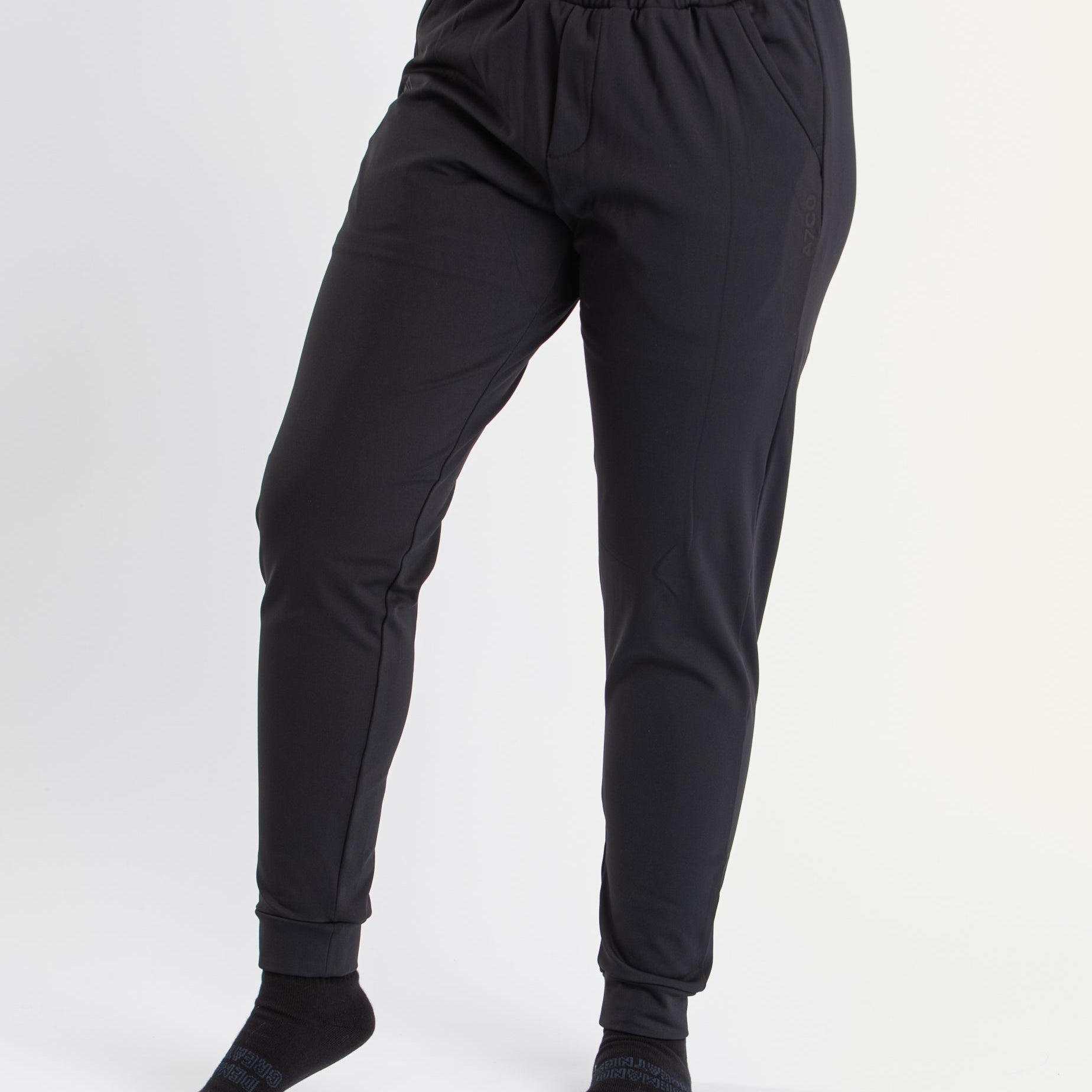 The Cobra 360Go 1Z Joggers, are designed for ultimate comfort and flexibility. Made with 360-degree stretch fabric, these joggers provide complete freedom of movement, perfect for strength training, and everyday wear. The built-in super-soft performance liner adds an extra layer of comfort, while the soft fleece inner feel ensures warmth and coziness. Designed with a unisex fit, it pairs perfectly with our matching Cobra Quarter Zip Jacket. 