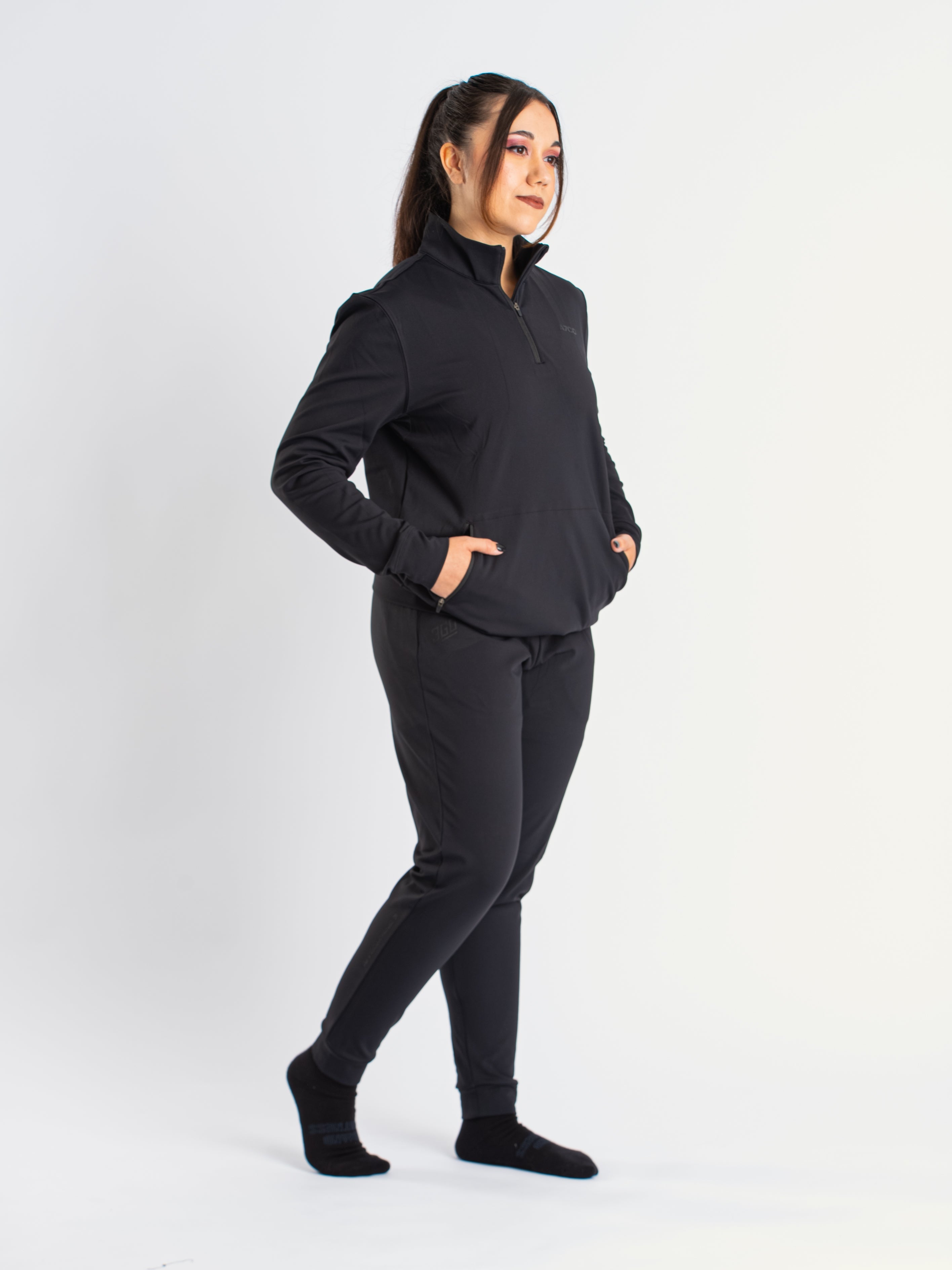 Cobra Quarter Zip Jacket offers unmatched comfort, and style for all strength athletes. The moisture-wicking fabric keeps you dry and comfortable in and out the gym. Featuring a quarter zip cut with durable YKK zippers, this jacket is built for both functionality and style. Designed with a unisex fit, it pairs perfectly with our matching Cobra 360Go 1Z Joggers and Shorts. Genouill�res powerlifting shipping to France, Spain, Ireland, Germany, Italy, Sweden and EU.