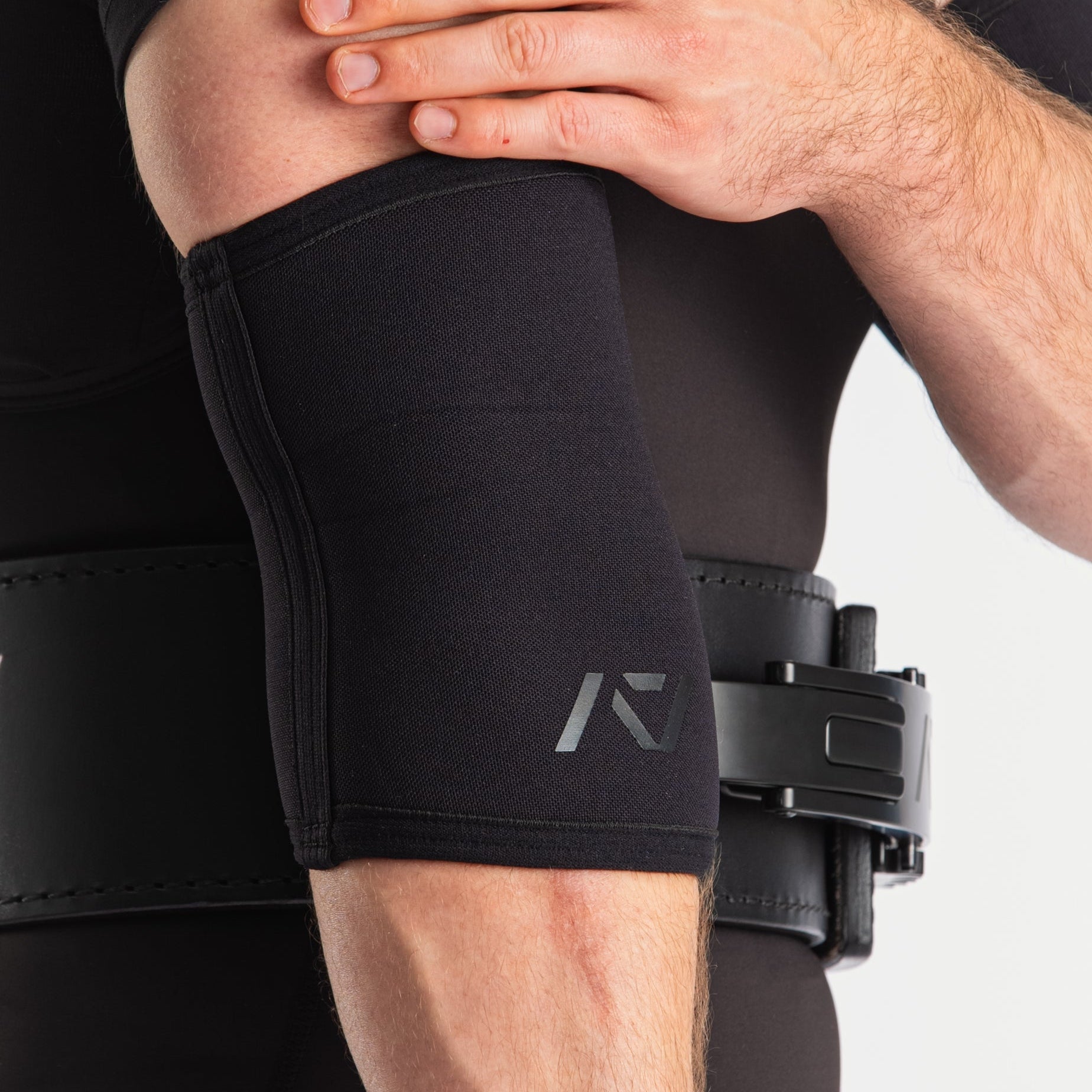 A7 Elbow Sleeves offer you even more support than before with the new and improved neoprene that we use in our Hourglass Knee Sleeves. These elbow sleeves provide support to the elbow joint, whilst allowing full range of motion. Genouill�res powerlifting shipping to France, Spain, Ireland, Germany, Italy, Sweden and EU.