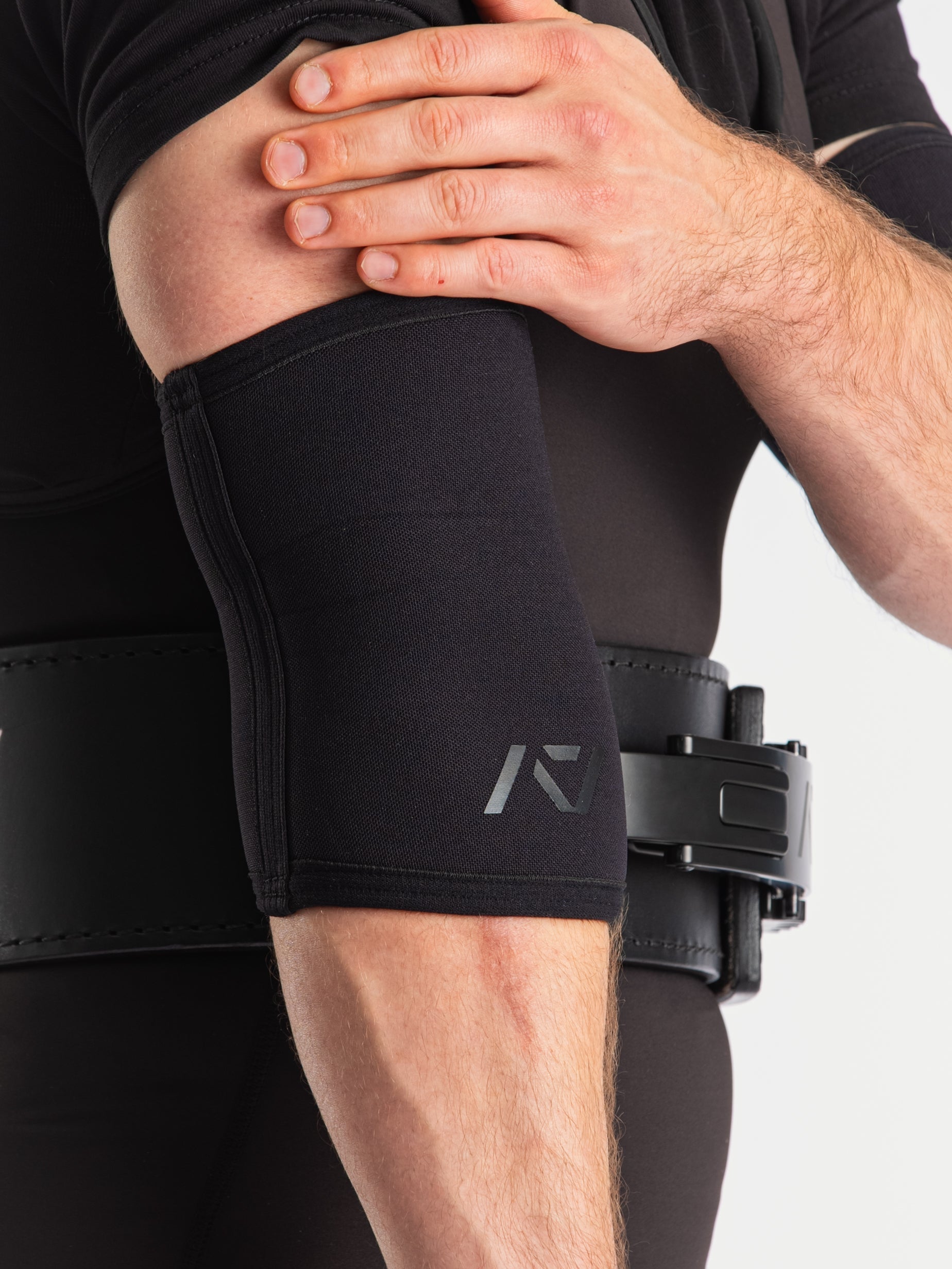 A7 Elbow Sleeves offer you even more support than before with the new and improved neoprene that we use in our Hourglass Knee Sleeves. These elbow sleeves provide support to the elbow joint, whilst allowing full range of motion. Genouill�res powerlifting shipping to France, Spain, Ireland, Germany, Italy, Sweden and EU.