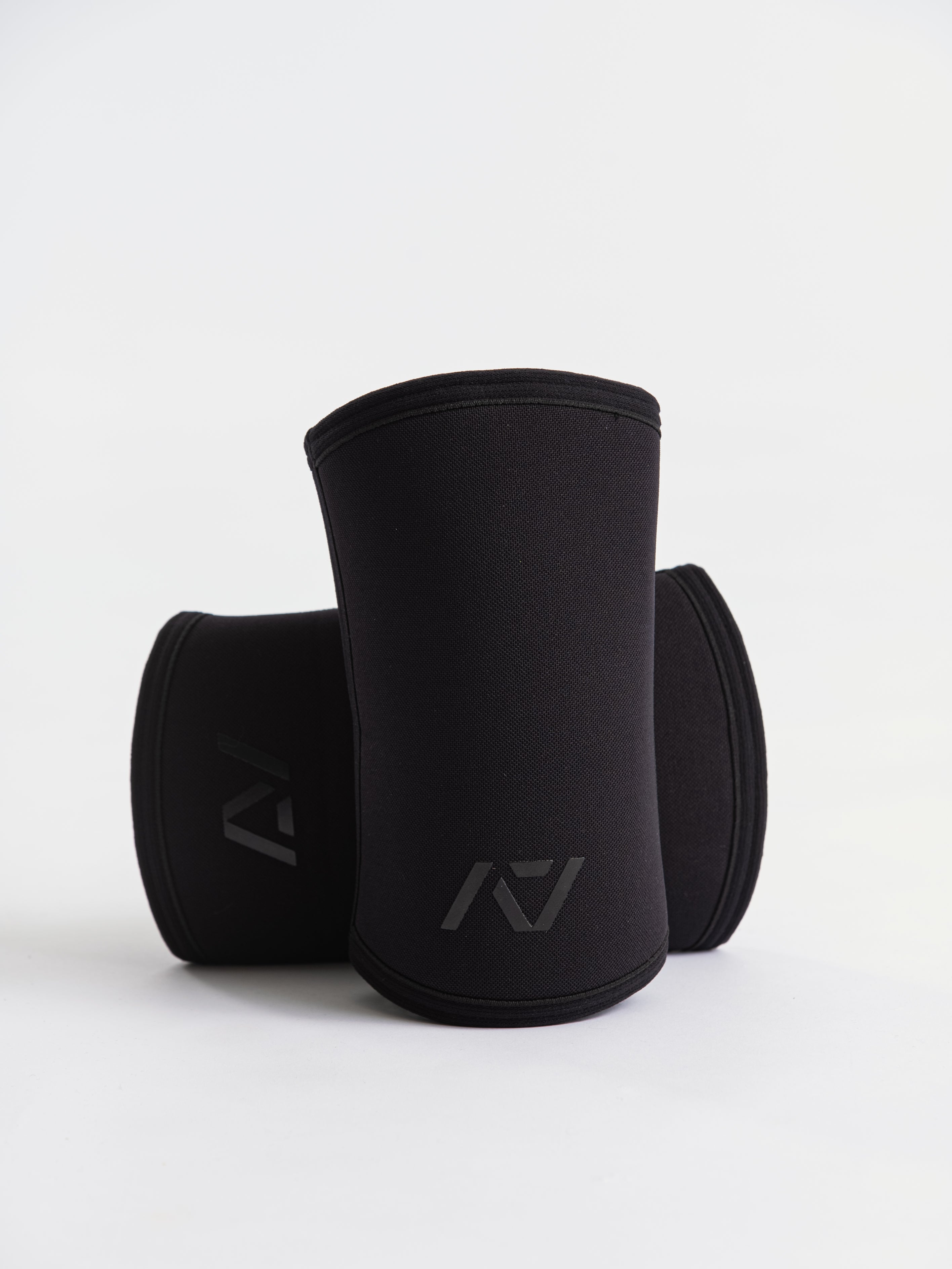 A7 Elbow Sleeves offer you even more support than before with the new and improved neoprene that we use in our Hourglass Knee Sleeves. These elbow sleeves provide support to the elbow joint, whilst allowing full range of motion. Genouill�res powerlifting shipping to France, Spain, Ireland, Germany, Italy, Sweden and EU.